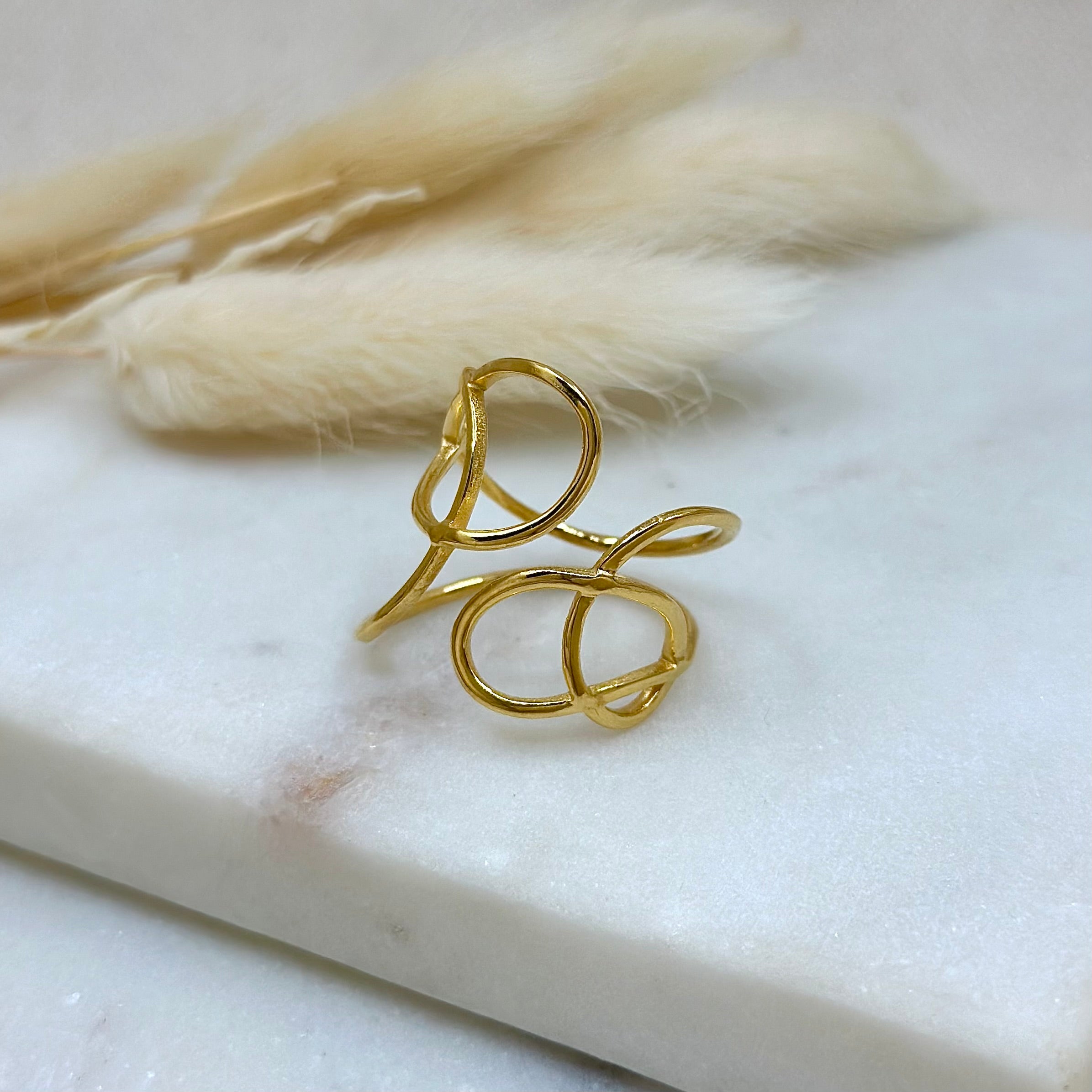Bague ajustable dorée tendance femme en acier inoxydable résistants à l’eau, bague réglable, bague asymétrique, bague simple, bague intemporelle, bijoux intemporels, bijoux simples, bijoux asymétriques, bijoux dorés en acier inoxydable