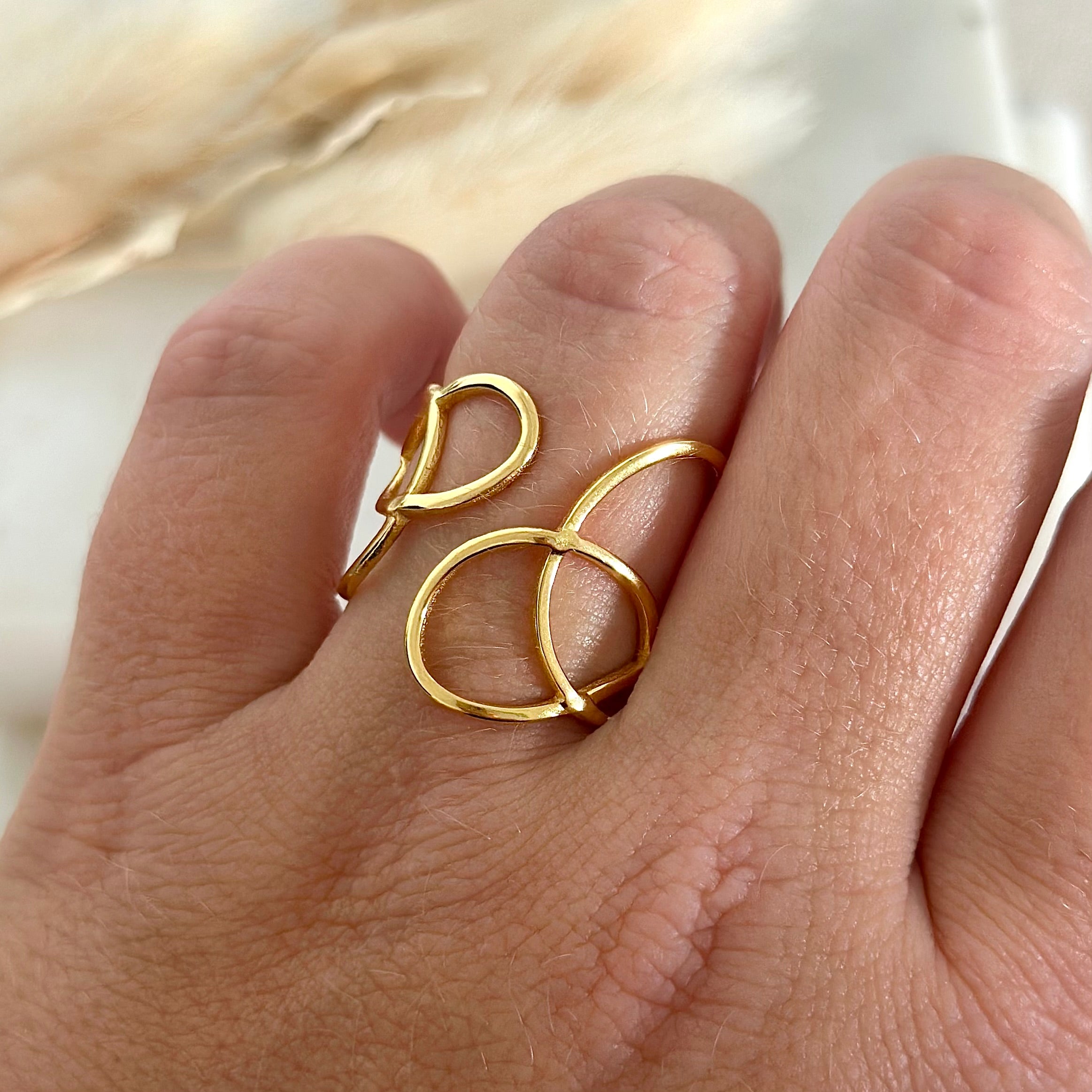 Bague ajustable dorée tendance femme en acier inoxydable résistants à l’eau, bague réglable, bague asymétrique, bague simple, bague intemporelle, bijoux intemporels, bijoux simples, bijoux asymétriques, bijoux dorés en acier inoxydable