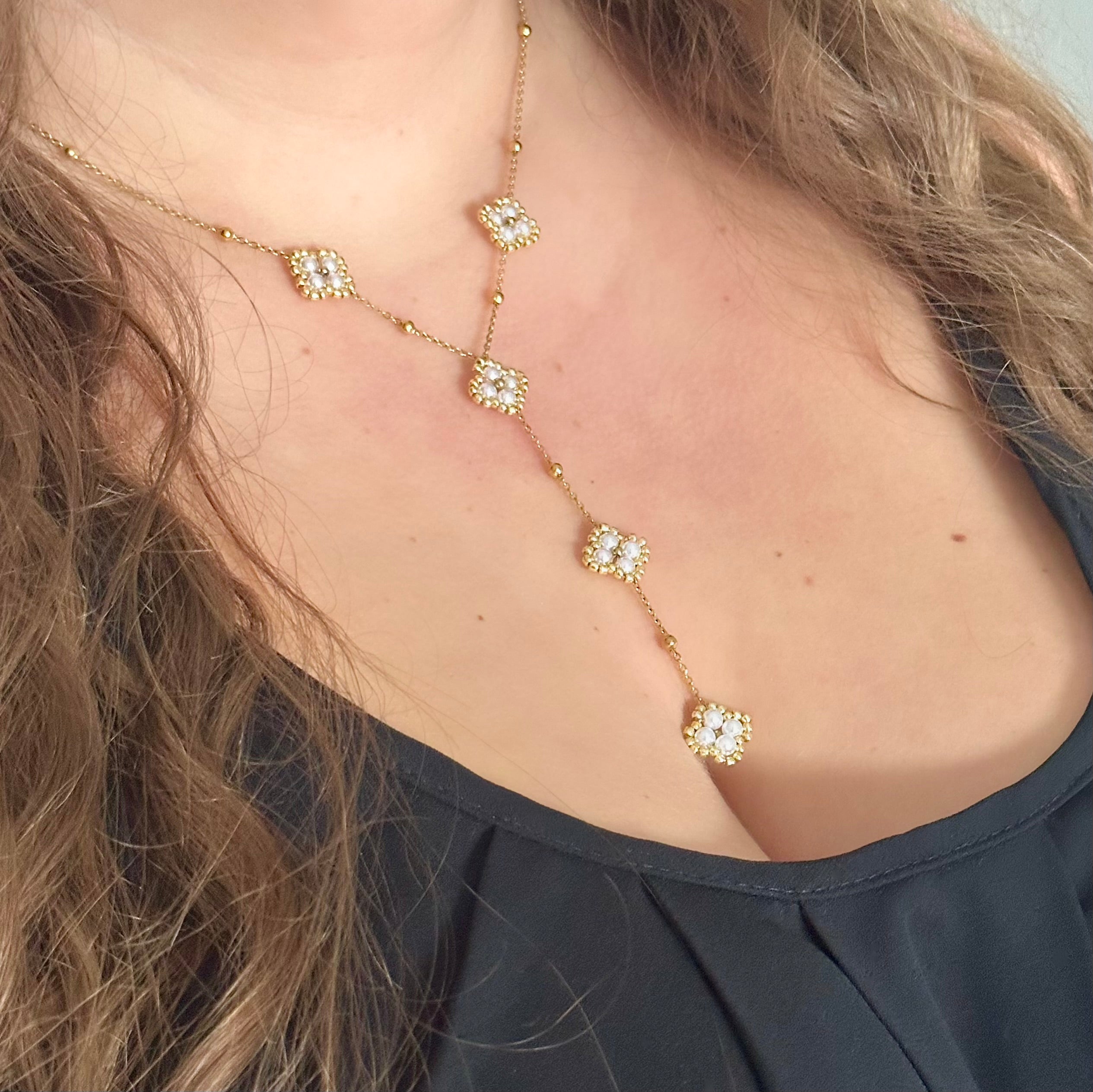 Collier doré porté en acier inoxydable pour femme forme y trèfle perles blanches nacrées prise face - Zoela