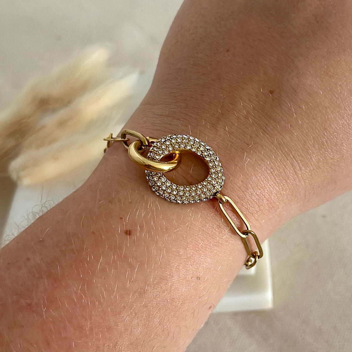 Bracelet doré porté en acier inoxydable pour femme grosses mailles et médaillons entremêlés strass prise face - Zoela