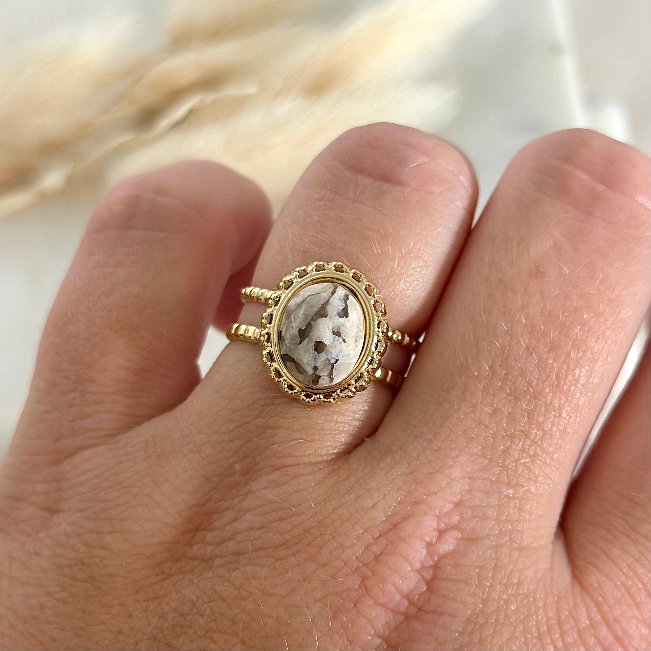 Bague ajustable dorée tendance femme en acier inoxydable résistants à l’eau, bague réglable, bague pierre naturelle, pierre de jaspe, pierre naturelle de jaspe, bijoux lithotherapie, bague lithotherapie, bijoux dorés en acier inoxydable