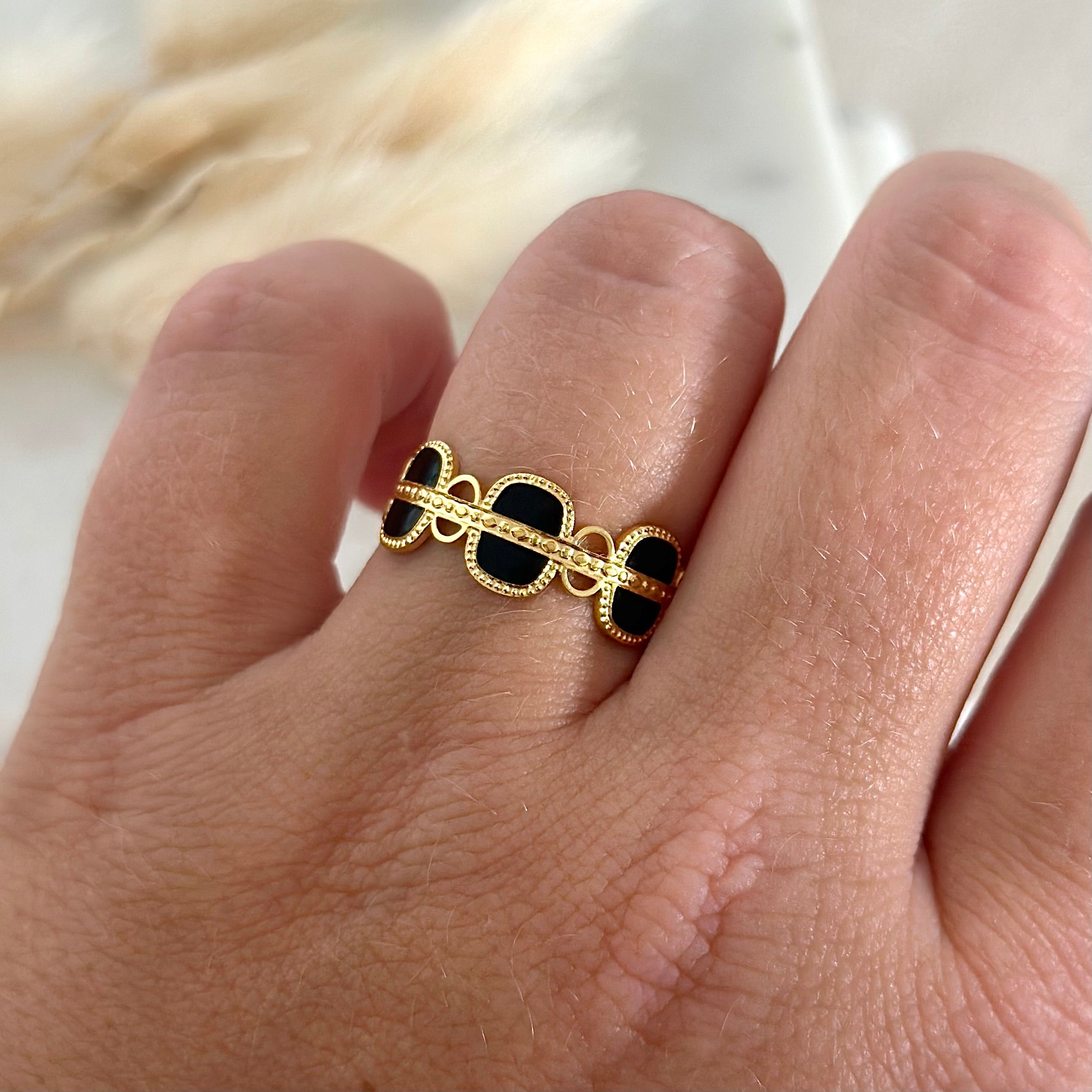 Bague ajustable dorée femme tendance résistants à l’eau, bague réglable, bague style bohème, bague noire, bague détails noirs, bague dorée et noire, bijoux bohème, bijoux dorés en acier inoxydable