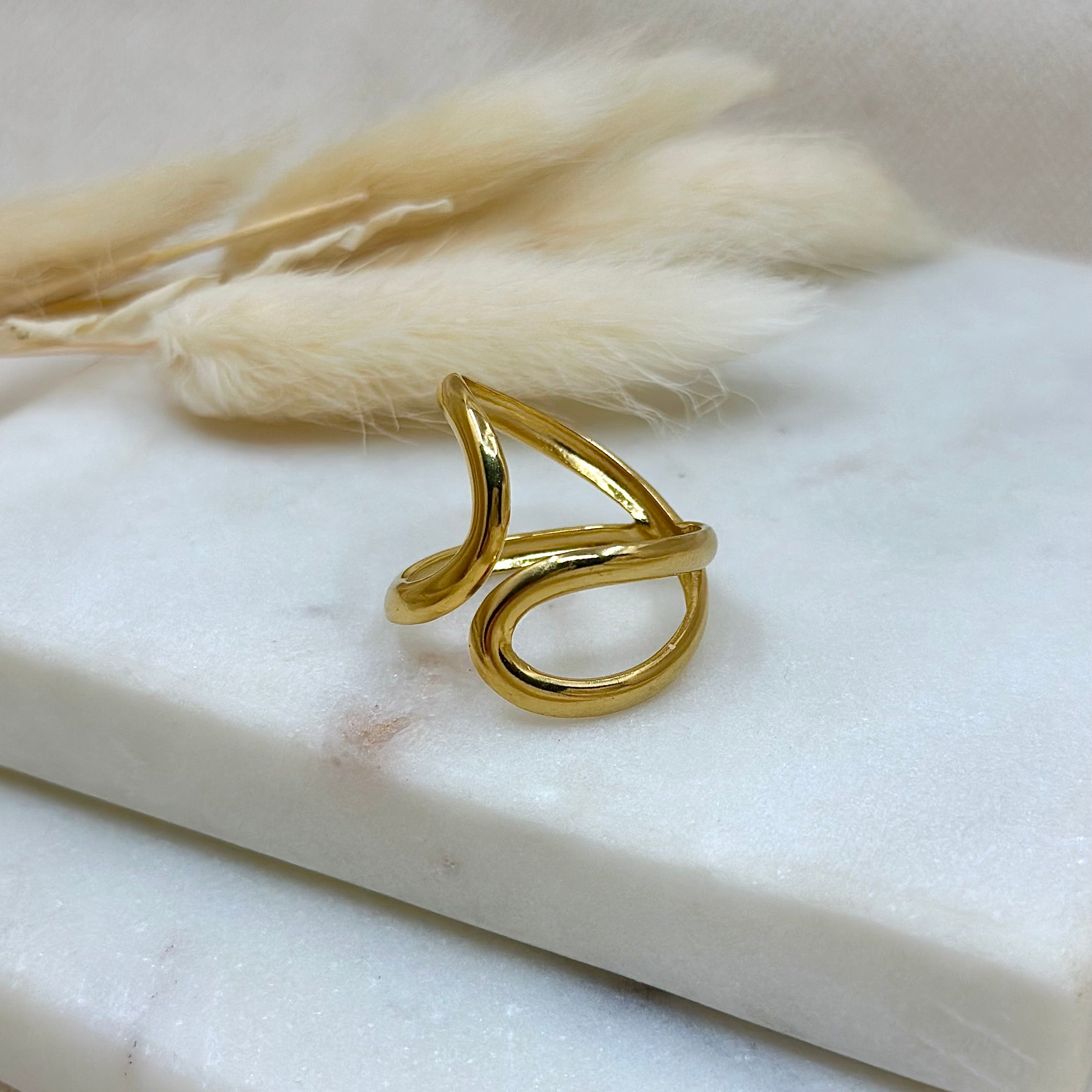 Bague ajustable dorée tendance femme en acier inoxydable résistants à l’eau, bague asymétrique, bague tendance simple, bague simple, bague intemporelle, bijoux intemporels, bijoux simples, bijoux dorés en acier inoxydable