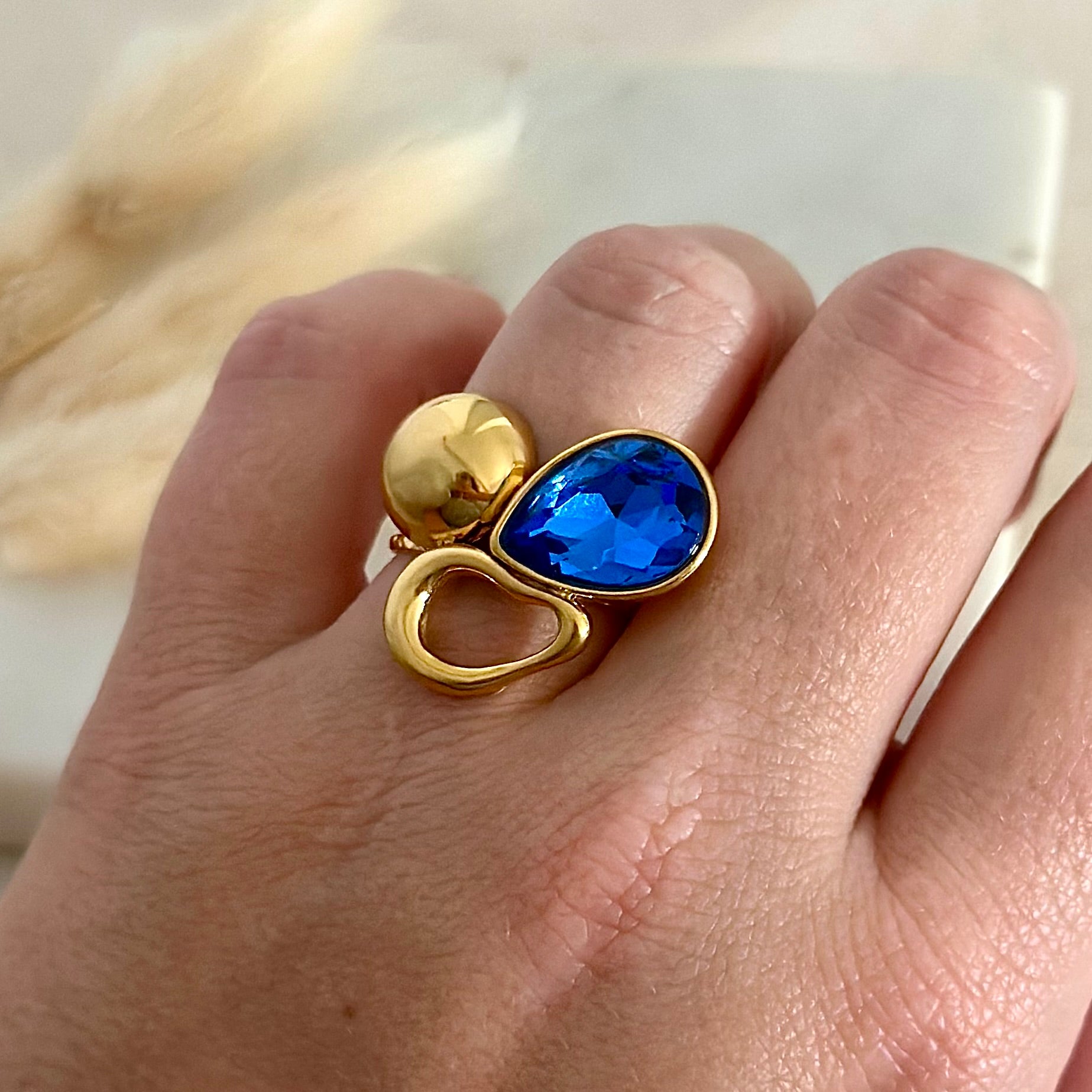 Bague ajustable réglable dorée portée en acier inoxydable pour femme cristaux zircon bleu prise face - Zoela