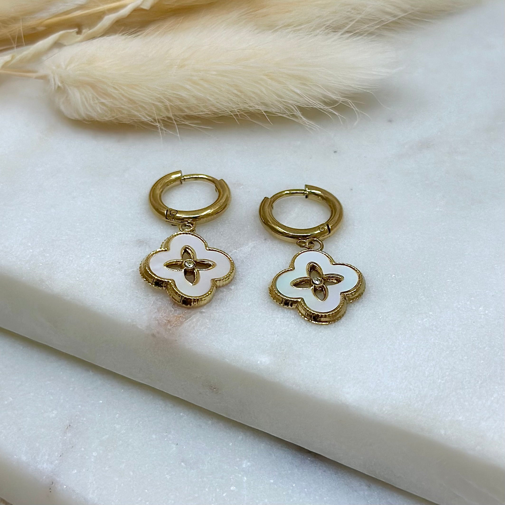 Boucles d’oreilles petites créoles 1cm dorées femme tendance en acier inoxydable résistants à l’eau avec pendentif trèfle nacré, trèfle blanc nacré, boucles d’oreilles bohème, bijoux dorés en acier inoxydable