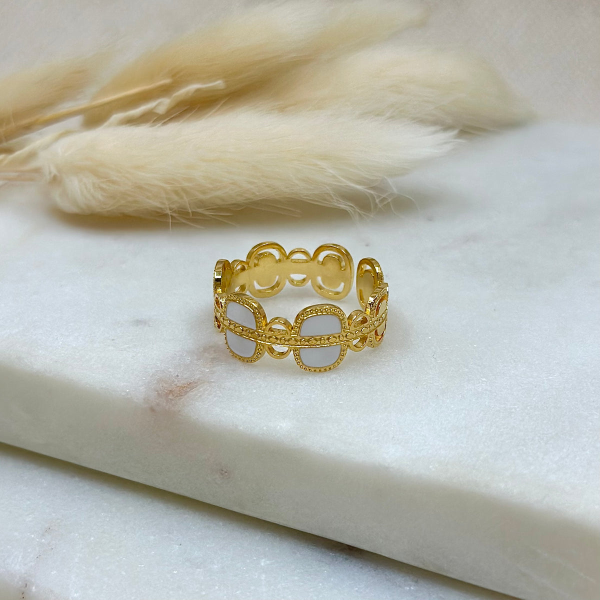 Bague ajustable dorée femme tendance résistants à l’eau, bague réglable, bague style bohème, bague blanche, bague détails blanc, bague dorée et blanche, bijoux bohème, bijoux dorés en acier inoxydable