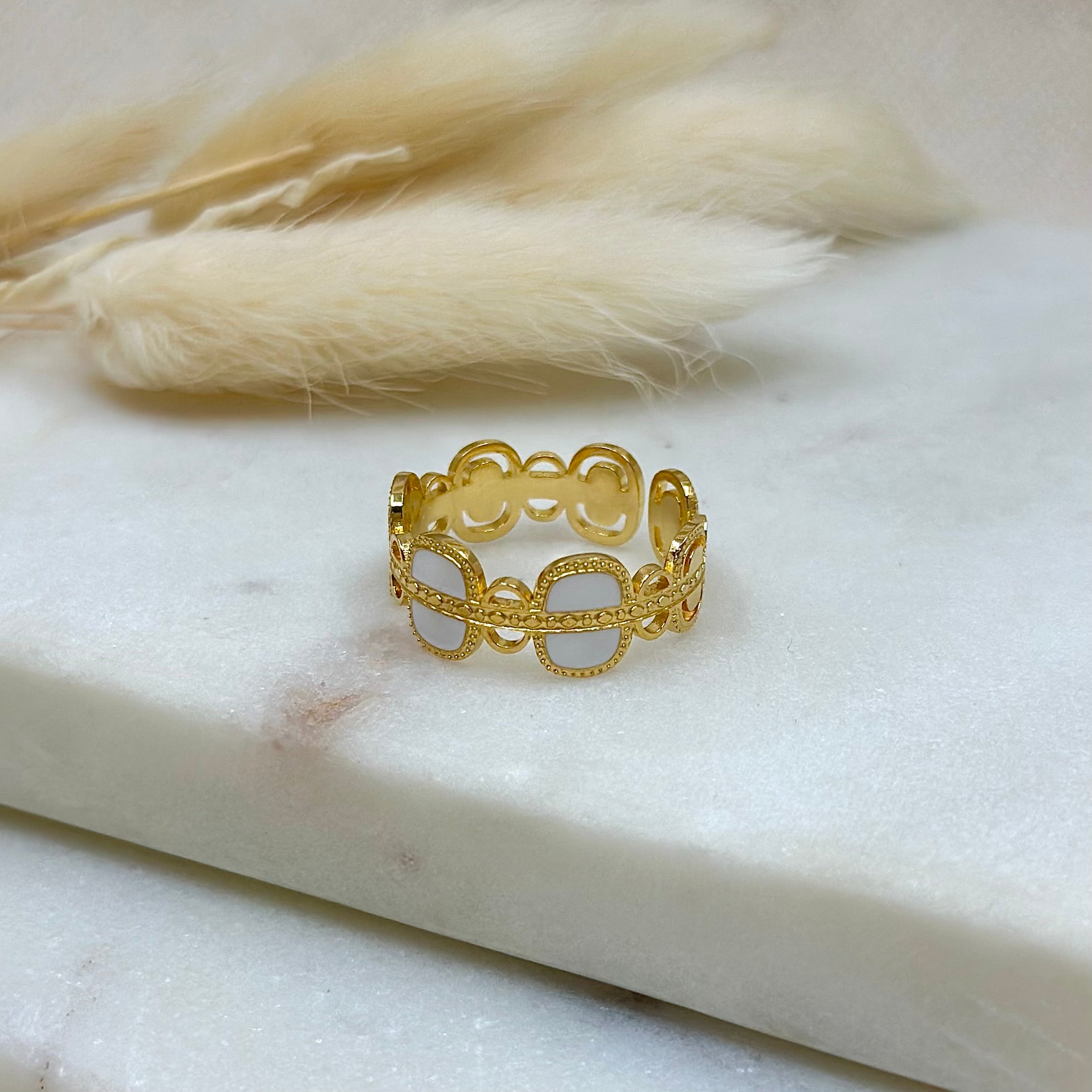 Bague ajustable dorée femme tendance résistants à l’eau, bague réglable, bague style bohème, bague blanche, bague détails blanc, bague dorée et blanche, bijoux bohème, bijoux dorés en acier inoxydable