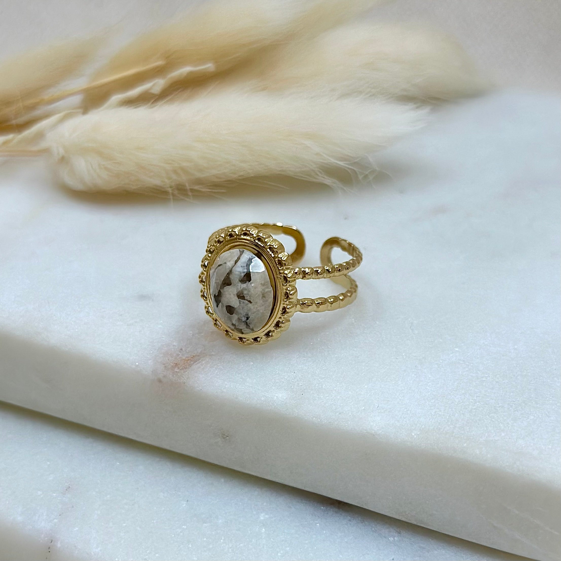 Bague ajustable dorée tendance femme en acier inoxydable résistants à l’eau, bague réglable, bague pierre naturelle, pierre de jaspe, pierre naturelle de jaspe, bijoux lithotherapie, bague lithotherapie, bijoux dorés en acier inoxydable