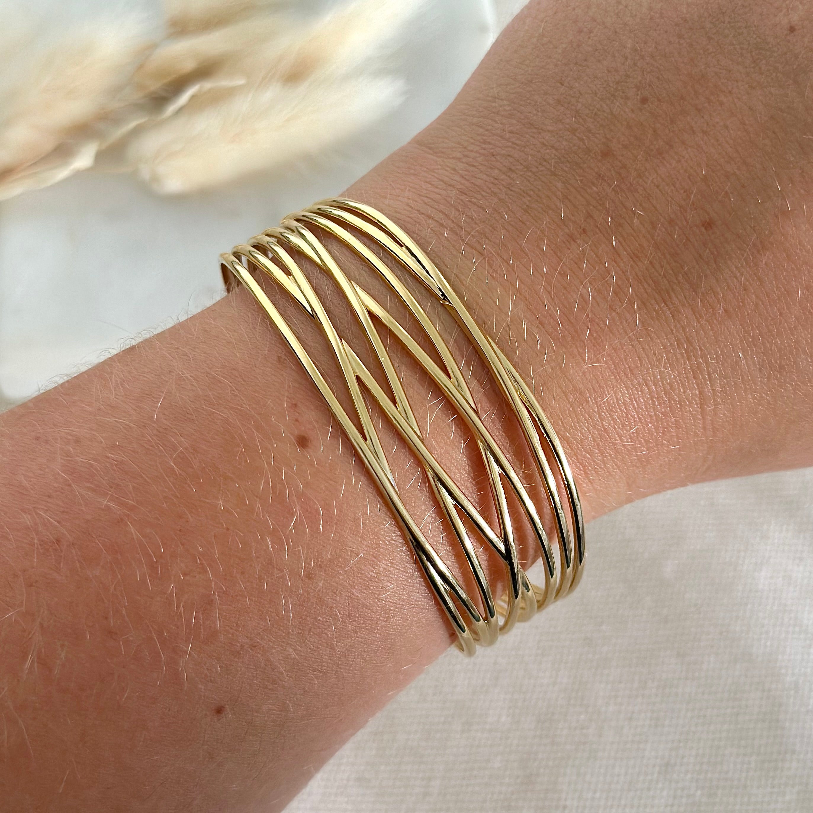 Bracelet jonc doré femme en acier inoxydable résistants à l’eau simple élégant large avec lignes entremêlées, bijoux intemporels