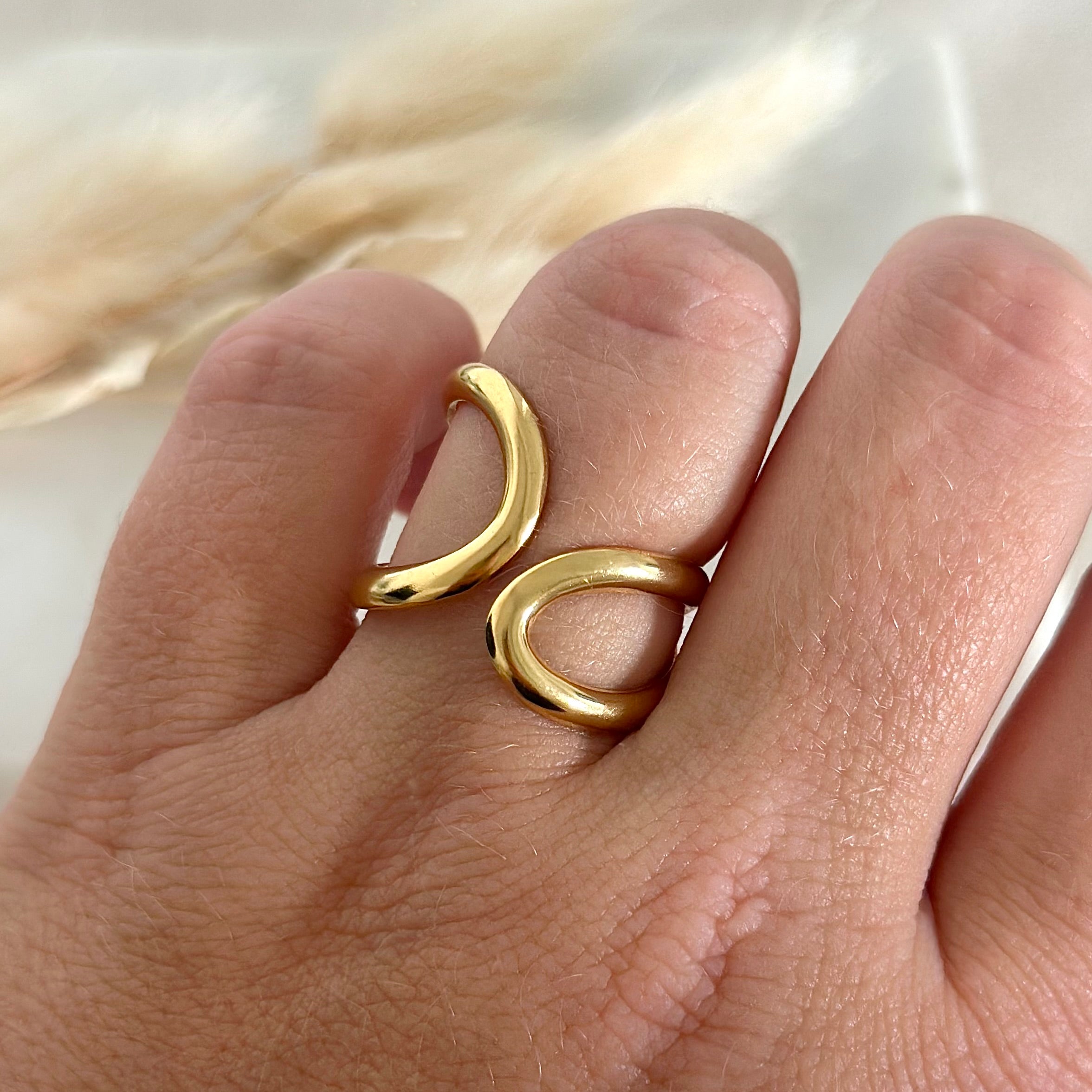 Bague ajustable dorée tendance femme en acier inoxydable résistants à l’eau, bague asymétrique, bague tendance simple, bague simple, bague intemporelle, bijoux intemporels, bijoux simples, bijoux dorés en acier inoxydable