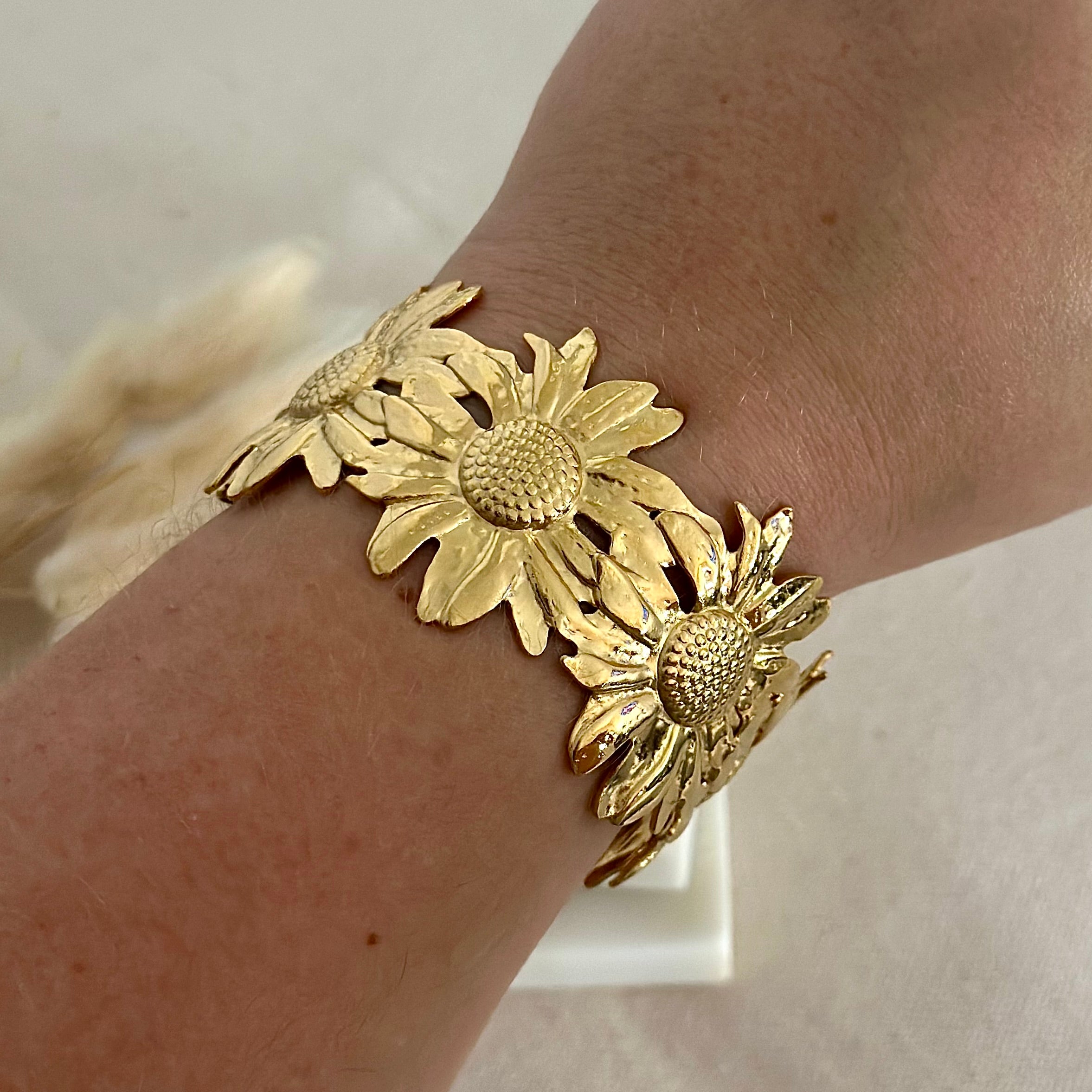 Bracelet jonc doré porté en acier inoxydable pour femme forme fleur de tournesol prise face - Zoela