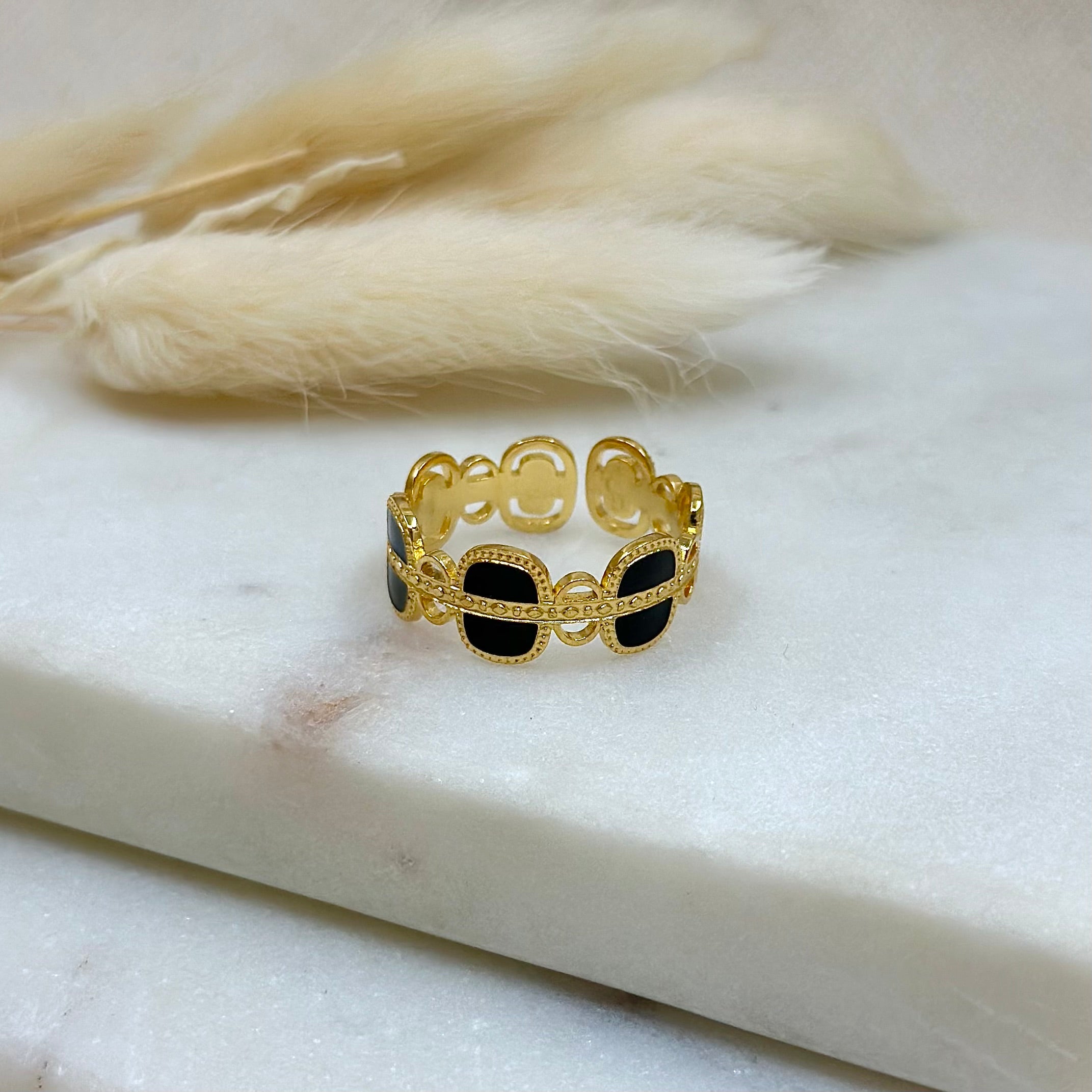 Bague ajustable dorée femme tendance résistants à l’eau, bague réglable, bague style bohème, bague noire, bague détails noirs, bague dorée et noire, bijoux bohème, bijoux dorés en acier inoxydable