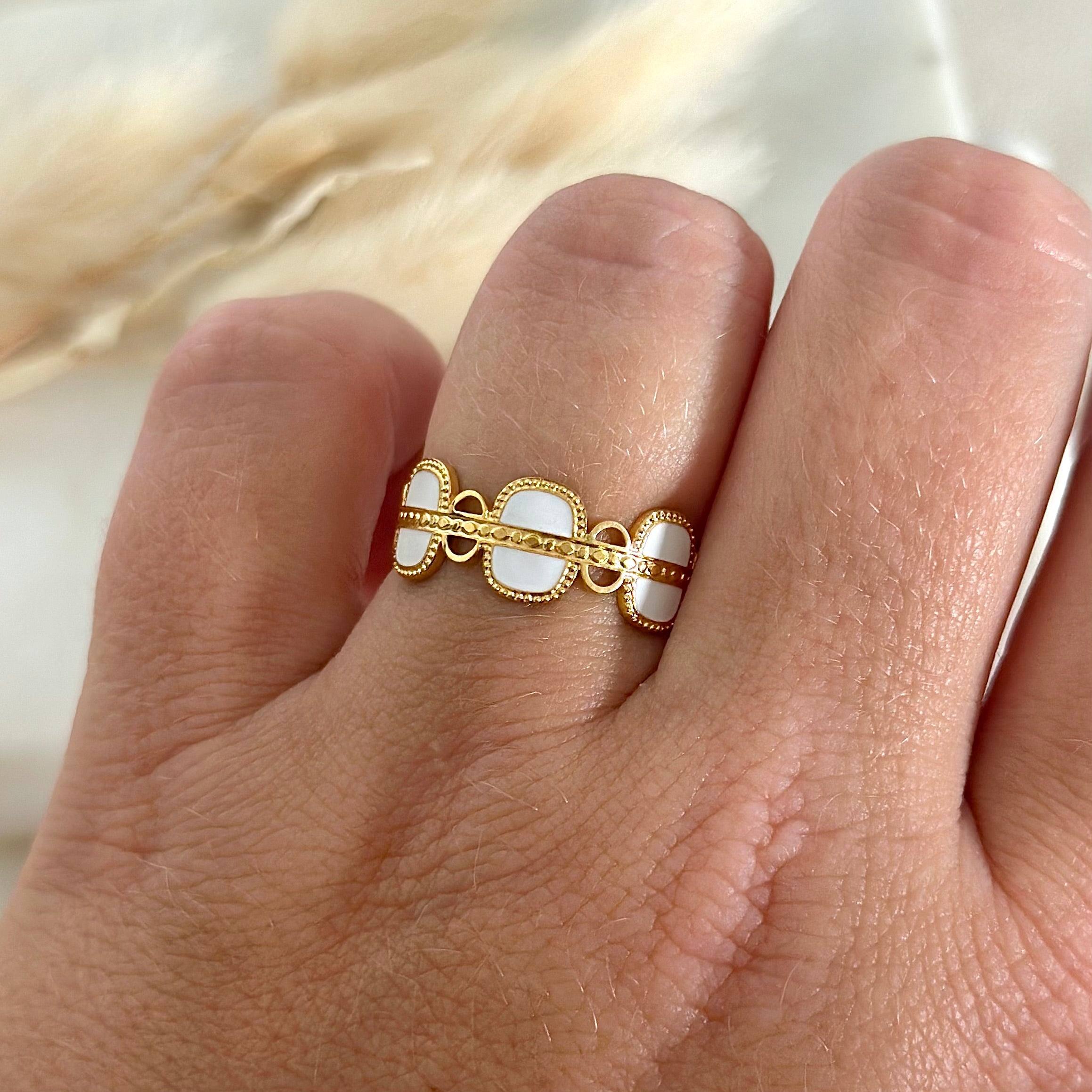 Bague ajustable dorée femme tendance résistants à l’eau, bague réglable, bague style bohème, bague blanche, bague détails blanc, bague dorée et blanche, bijoux bohème, bijoux dorés en acier inoxydable