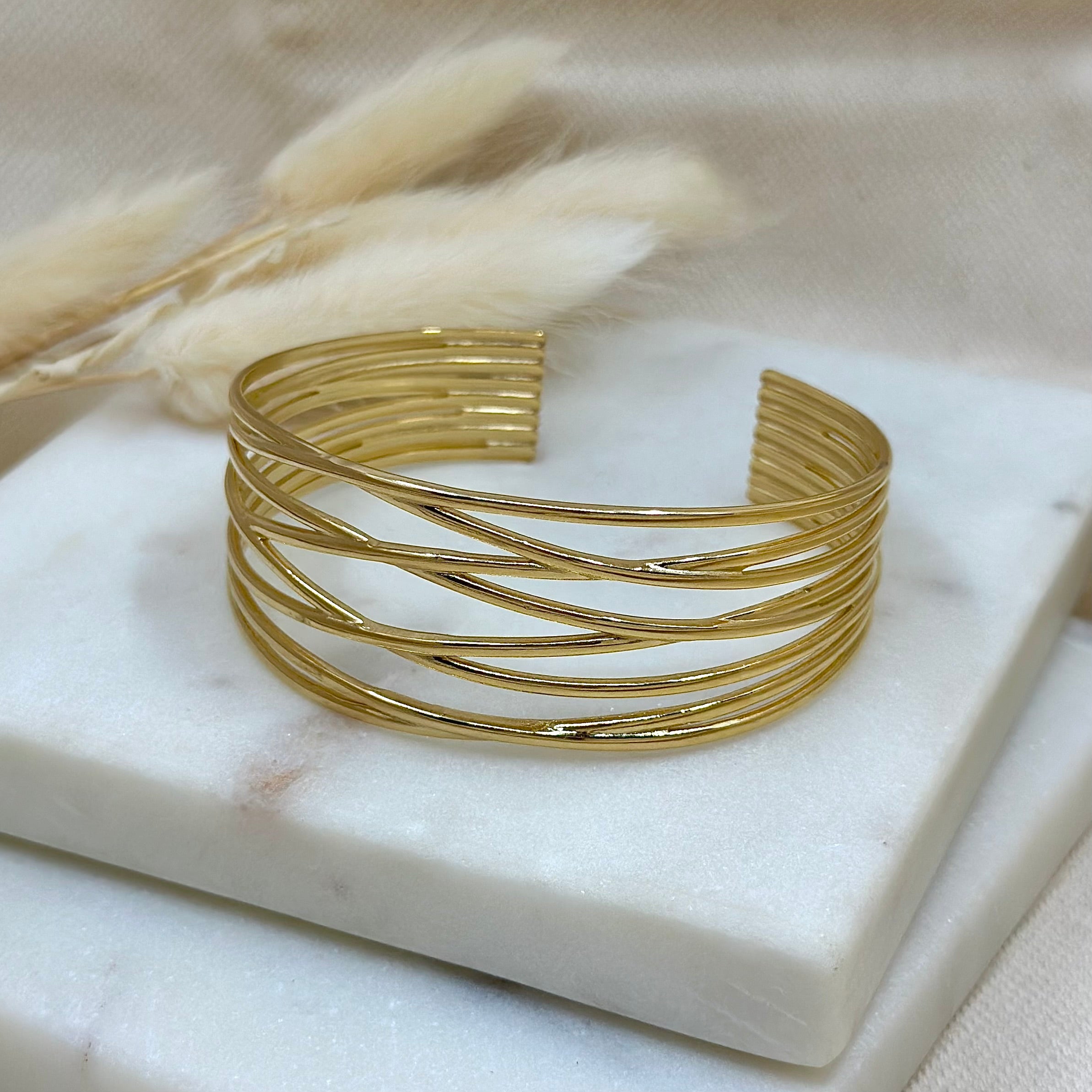 Bracelet jonc doré femme en acier inoxydable résistants à l’eau simple élégant large avec lignes entremêlées, bijoux intemporels