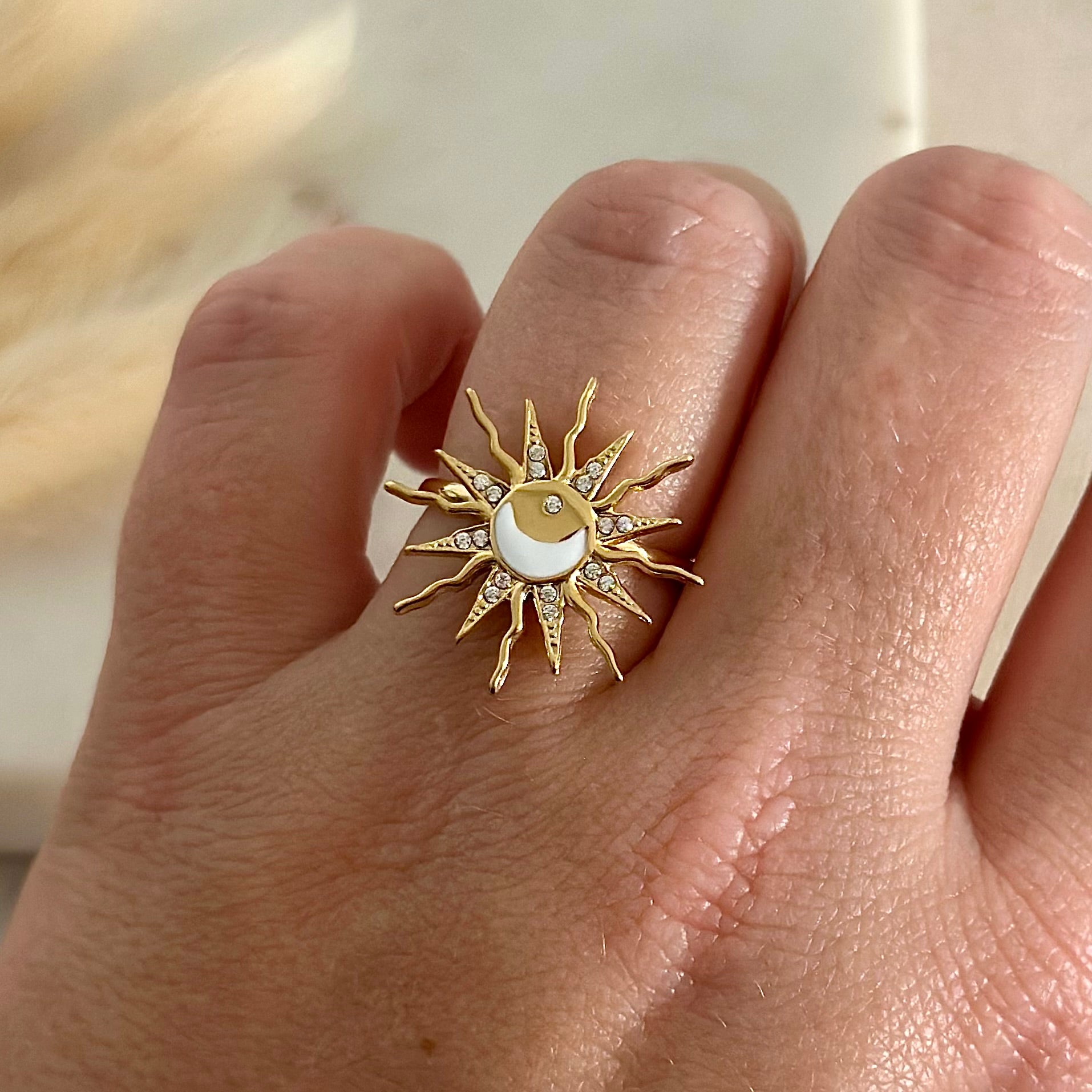 Bague ajustable réglable dorée portée en acier inoxydable pour femme forme soleil motifs lune blanche et strass prise face - Zoela