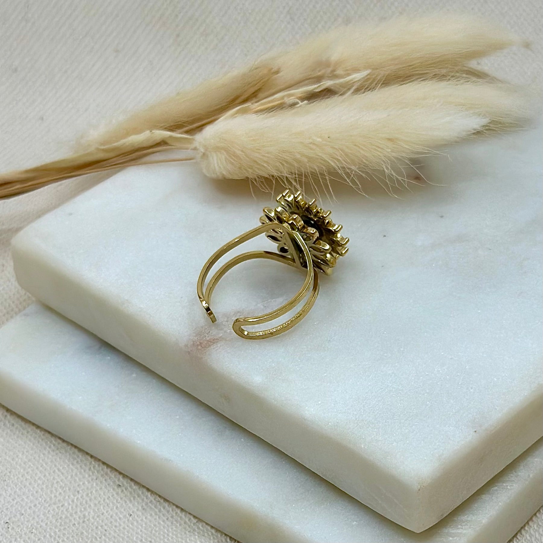 Bague ajustable réglable dorée en acier inoxydable pour femme anti-stress qui tourne forme fleur zircons et strass prise arrière - Zoela