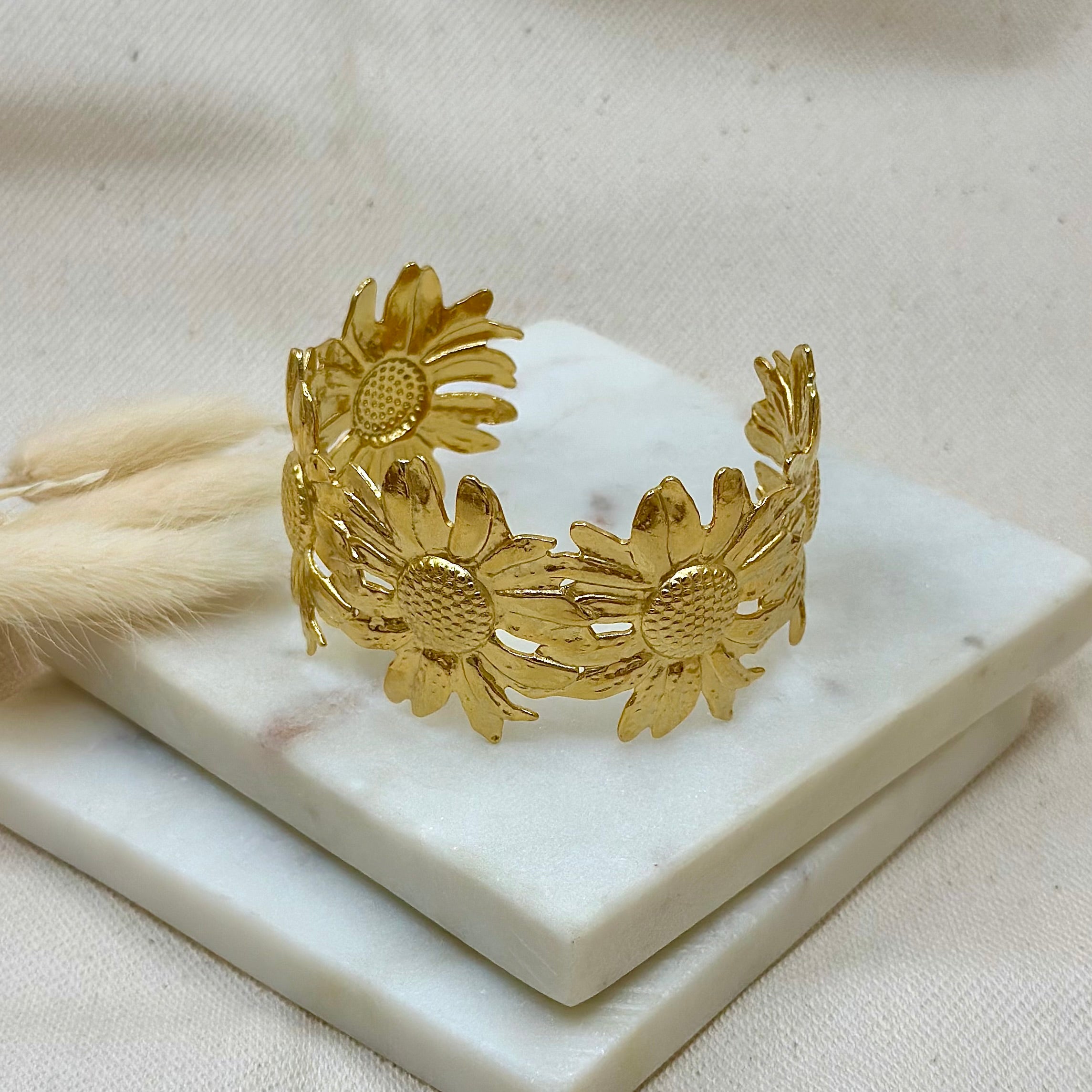 Bracelet jonc doré en acier inoxydable pour femme forme fleur de tournesol prise face - Zoela