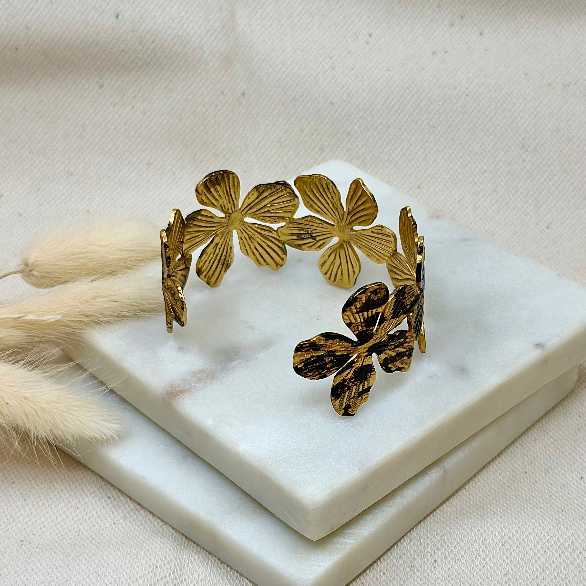 Bracelet jonc doré en acier inoxydable pour femme forme fleur motifs animal léopard réglable prise arrière - Zoela