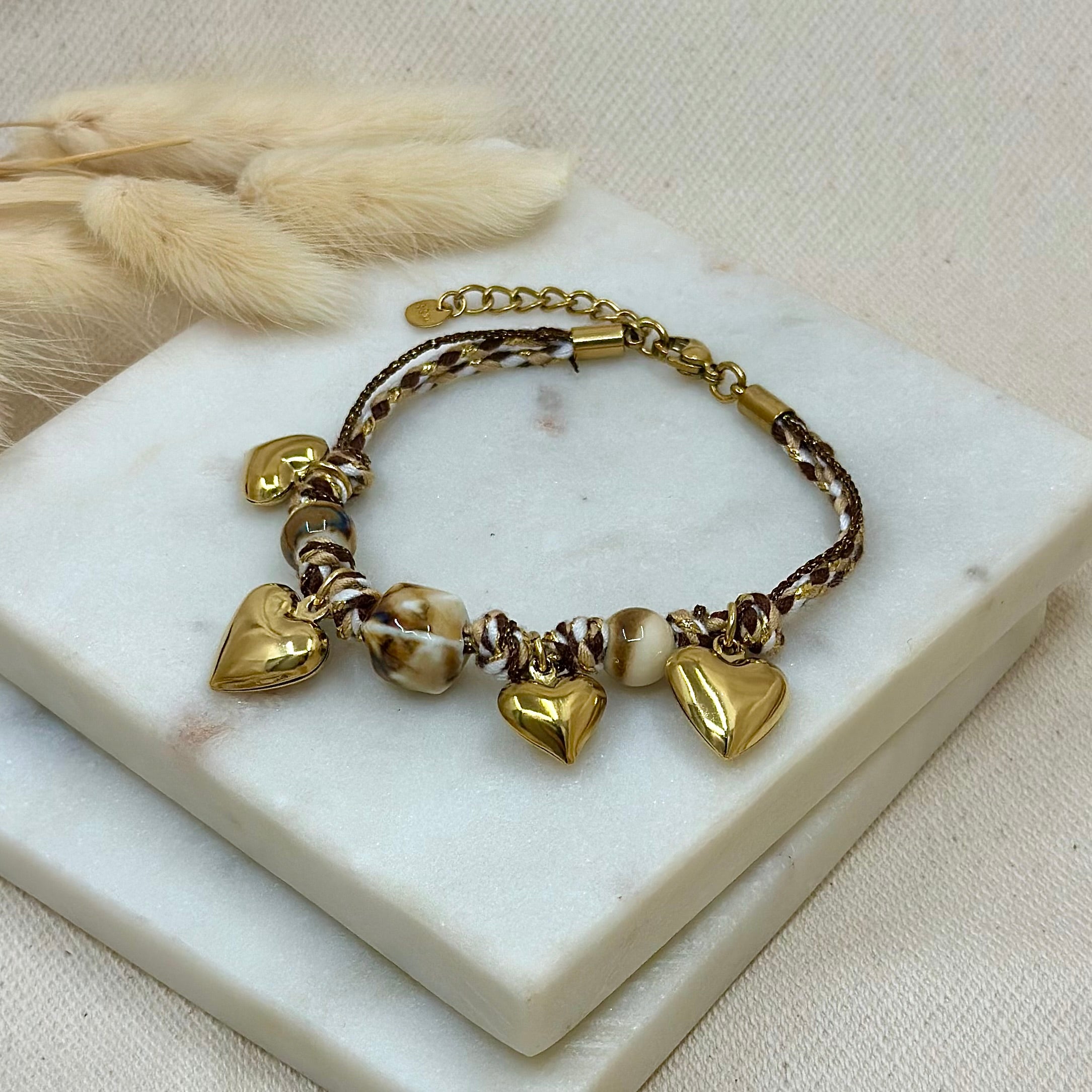 Bracelet doré en acier inoxydable pour femme tissu tressé marrons avec perles écailles de tortue et charms breloques coeurs dorés prise face - Zoela