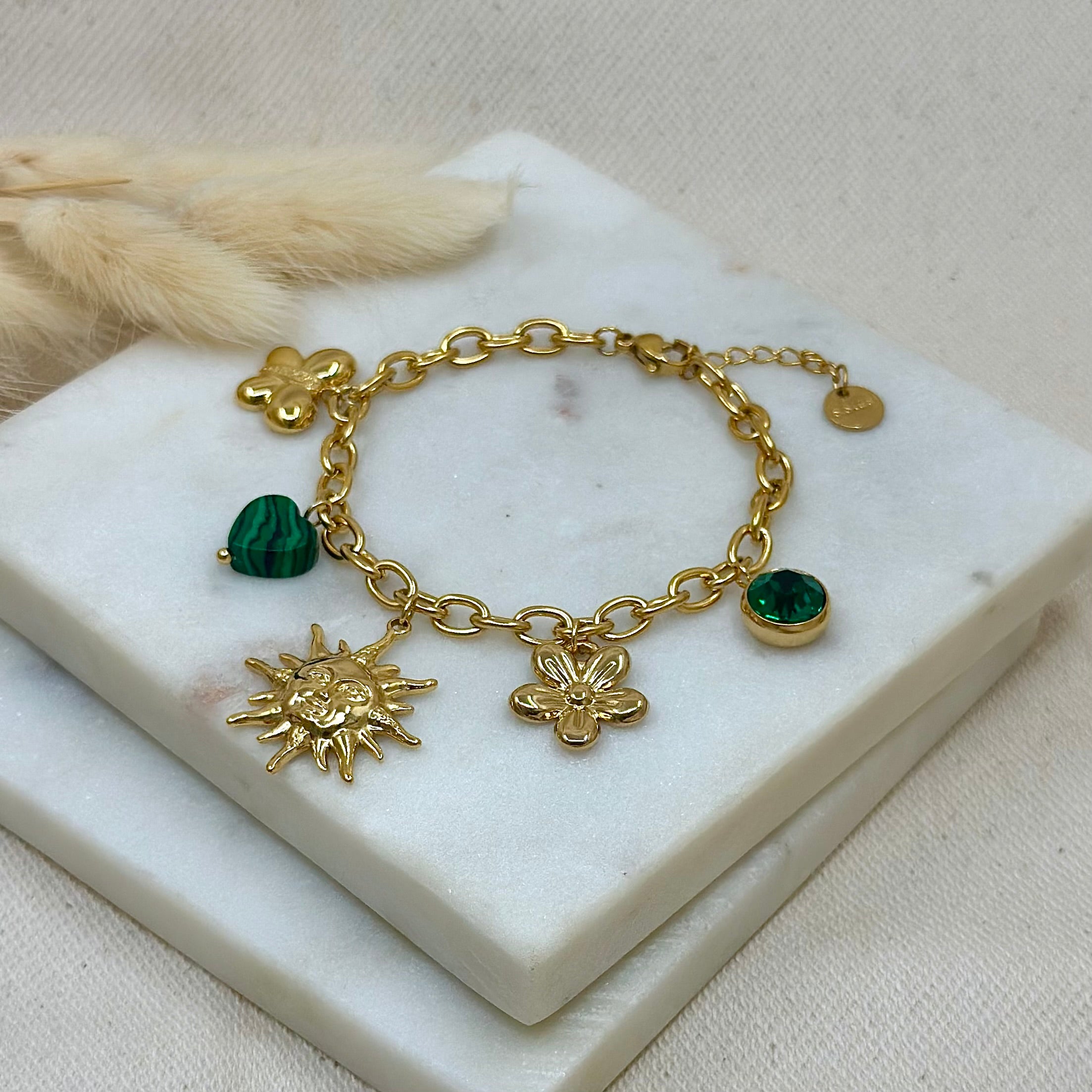 Bracelet doré en acier inoxydable pour femme charms breloques soleil visage, fleur, papillon, strass vert et perle de Malachite prise face - Zoela