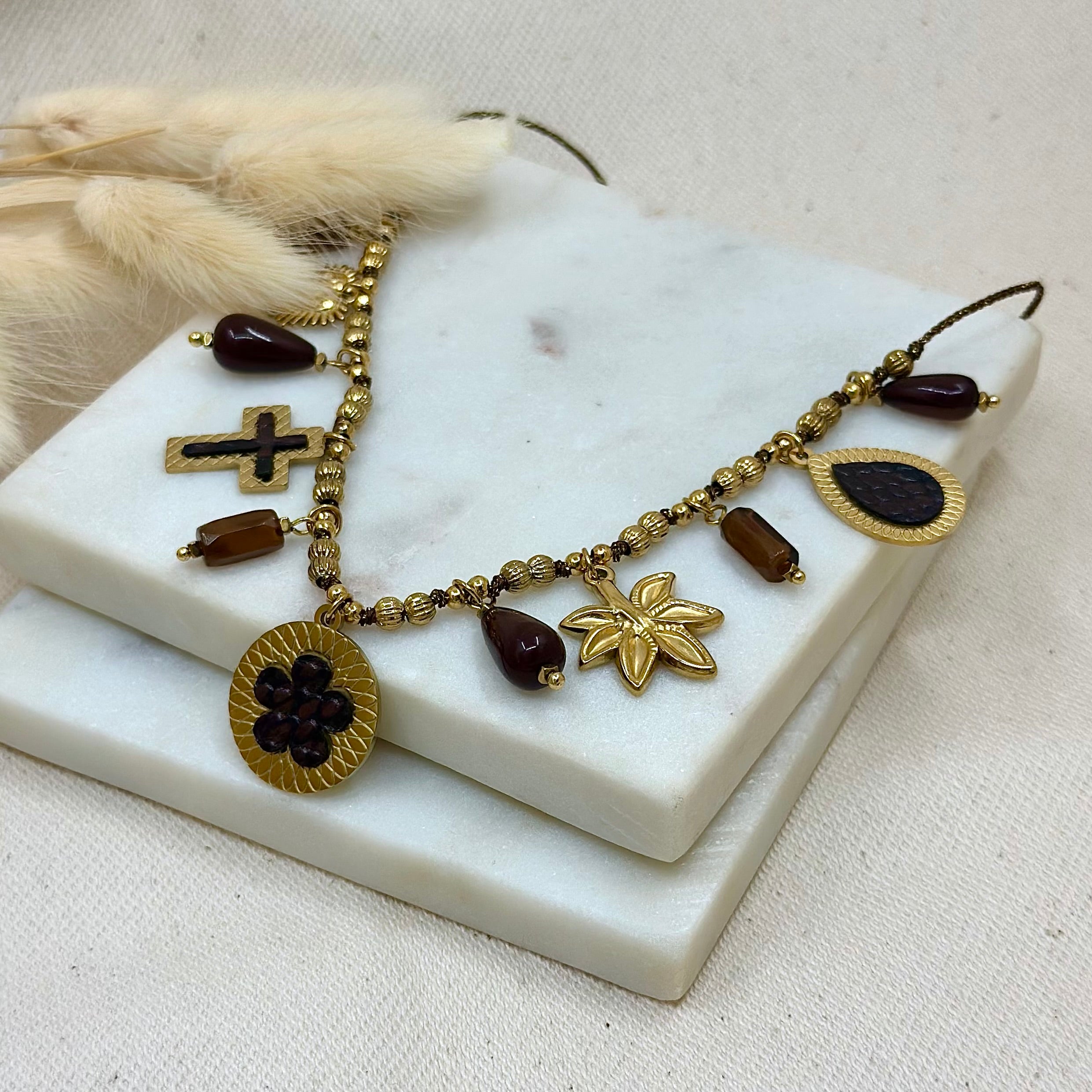 Collier doré en acier inoxydable pour femme charms breloques pendentifs perles marrons, médaillon cuir croco marrons, feuilles et coeur sacré prise face - Zoela