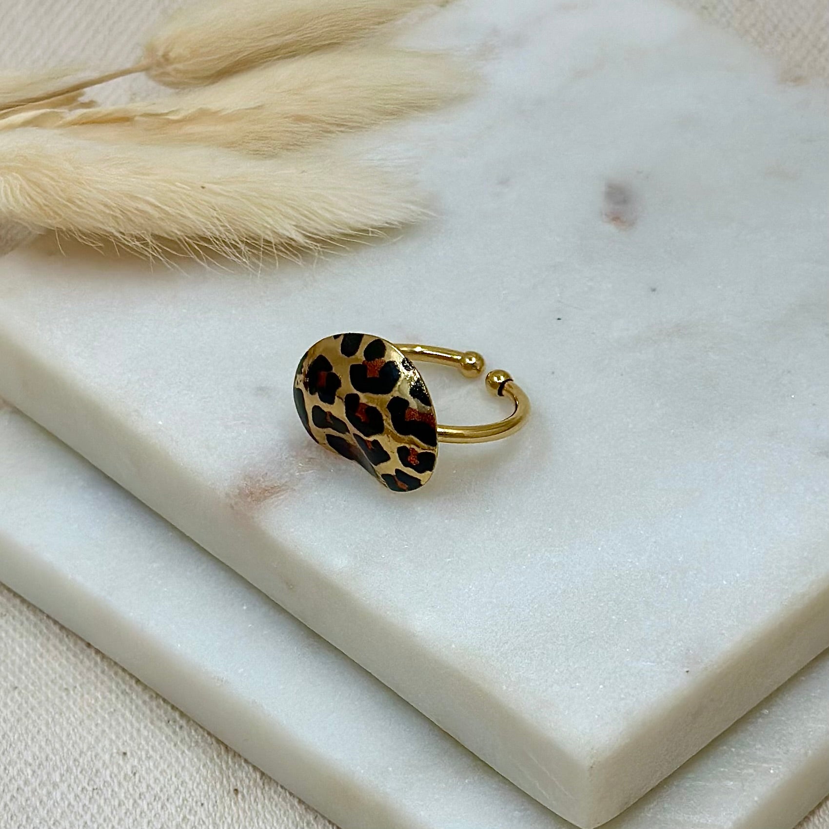 Bague ajustable réglable dorée en acier inoxydable pour femme forme ovale asymétrique motifs animal léopard prise face - Zoela
