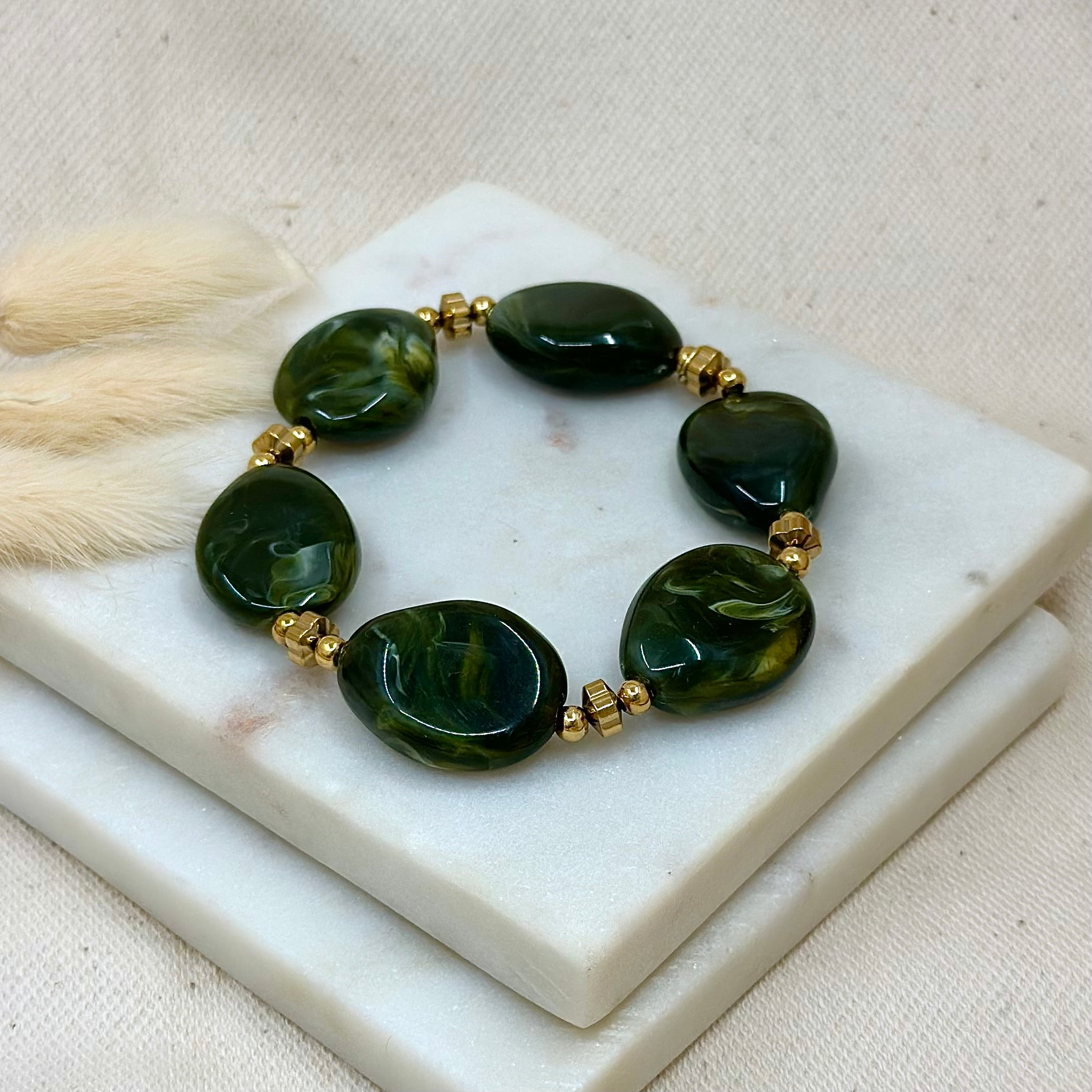 Bracelet élastique doré en acier inoxydable pour femme avec perles ovales vertes marbrées prise face - Zoela