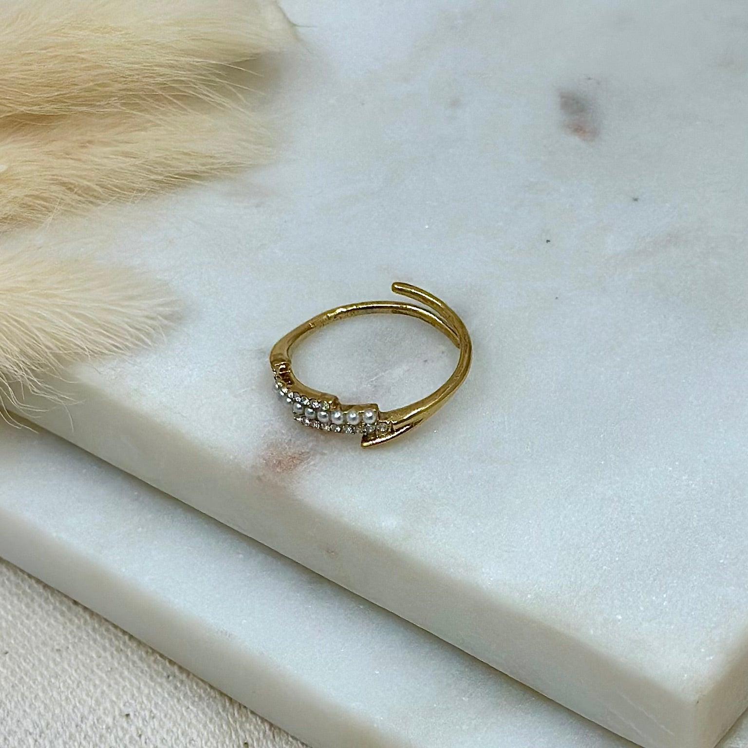 Bague ajustable réglable dorée en acier inoxydable pour femme fine avec perles blanches nacrées et strass prise face - Zoela