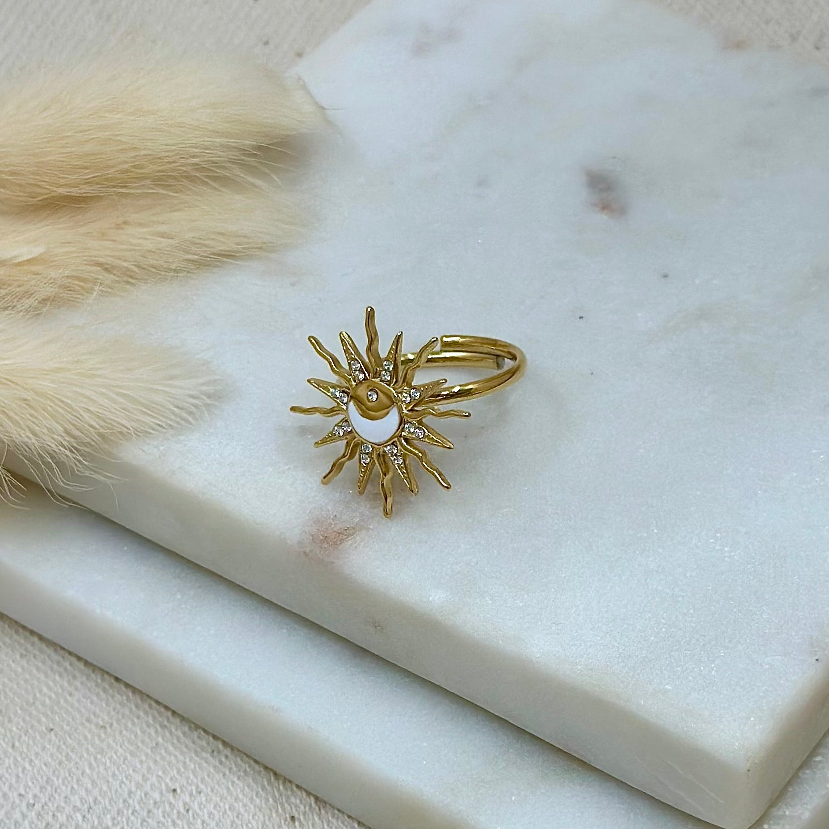 Bague ajustable réglable dorée en acier inoxydable pour femme forme soleil motifs lune blanche et strass prise face - Zoela