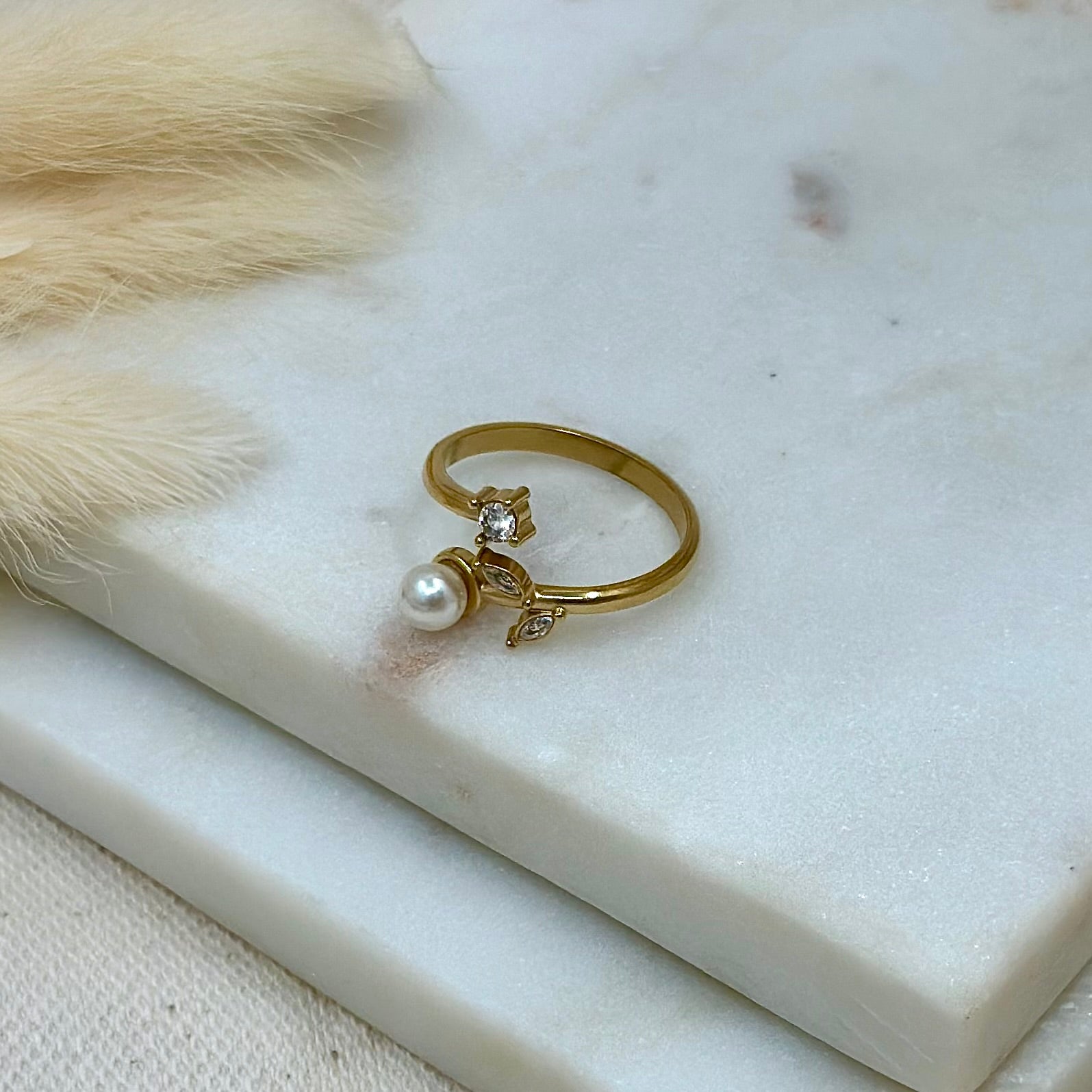 Bague ajustable réglable dorée en acier inoxydable pour femme forme feuilles avec zricons et perle blanche nacrée prise face - Zoela