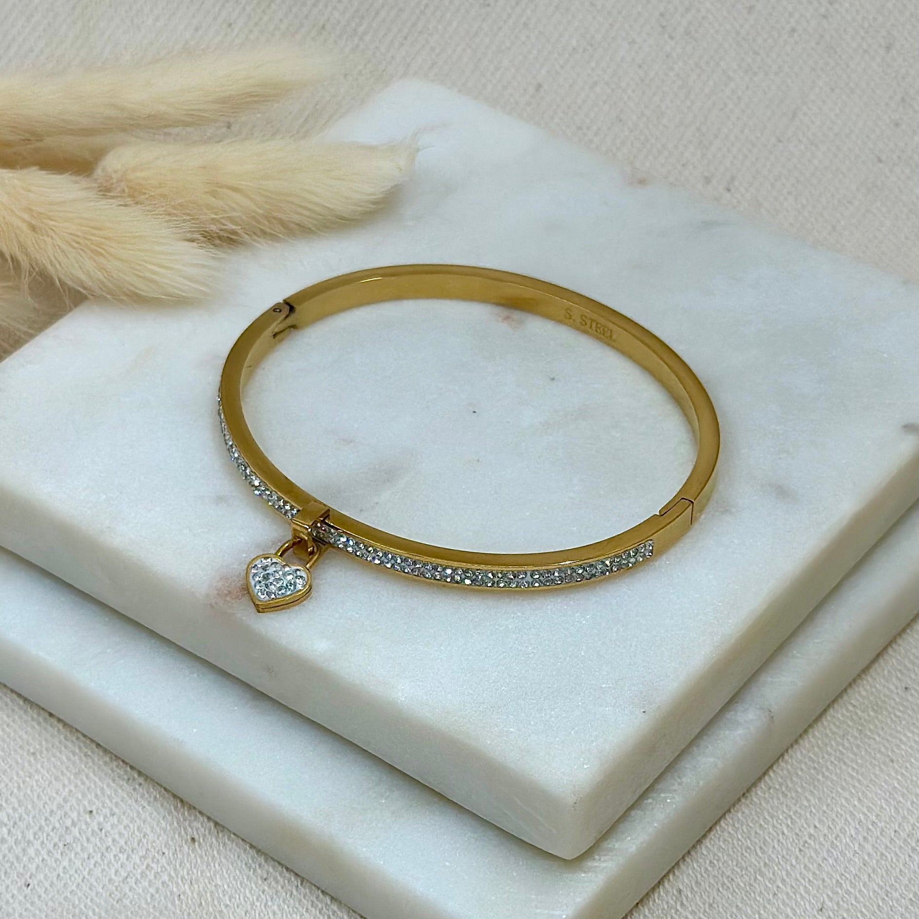 Bracelet jonc doré en acier inoxydable pour femme strass et charms breloques forme coeur prise face - Zoela