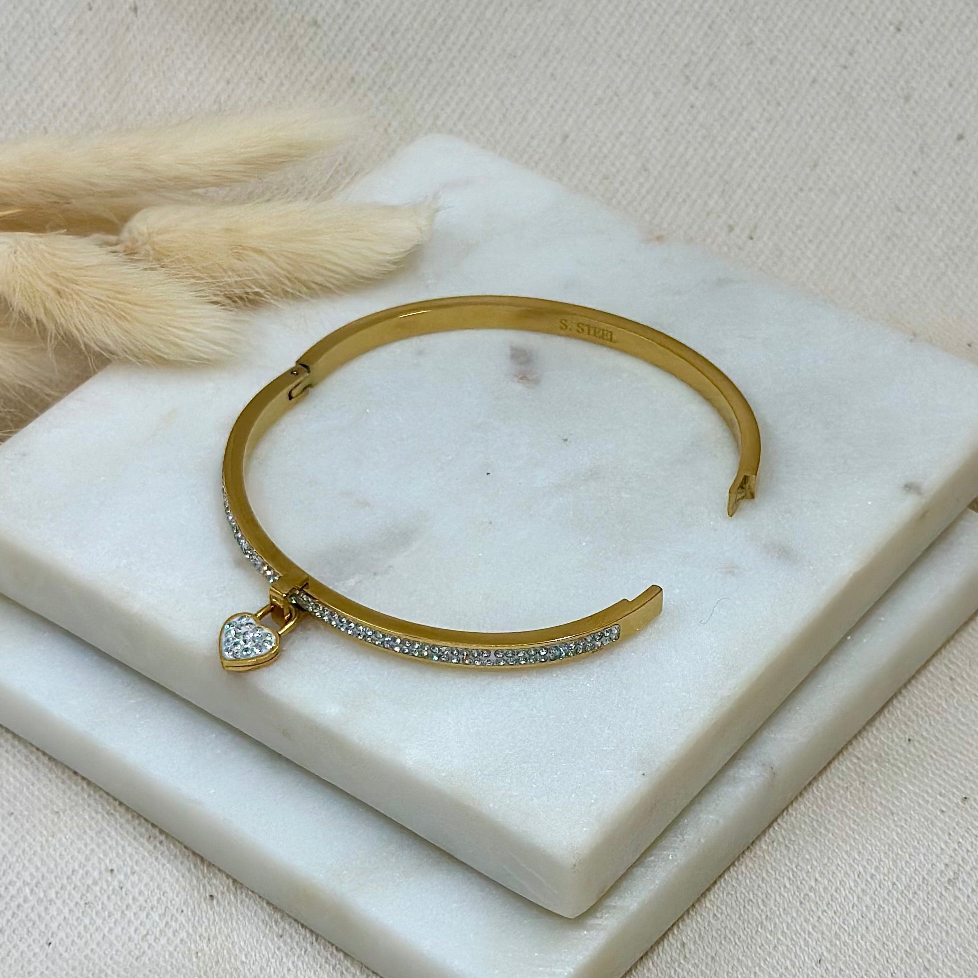 Bracelet jonc doré en acier inoxydable pour femme strass et charms breloques forme coeur prise ouvert - Zoela