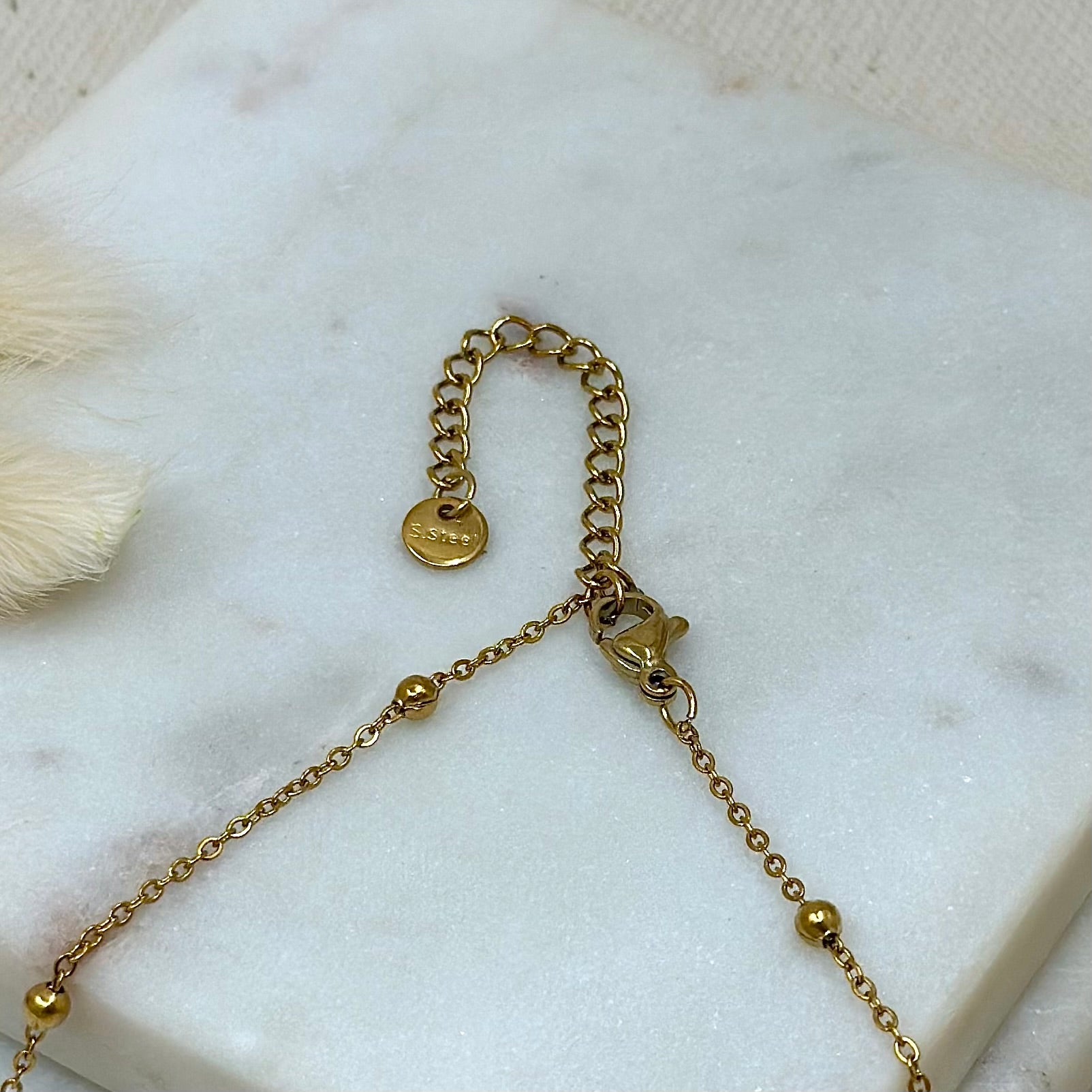 Collier doré en acier inoxydable pour femme forme y trèfle perles blanches nacrées prise fermoir - Zoela