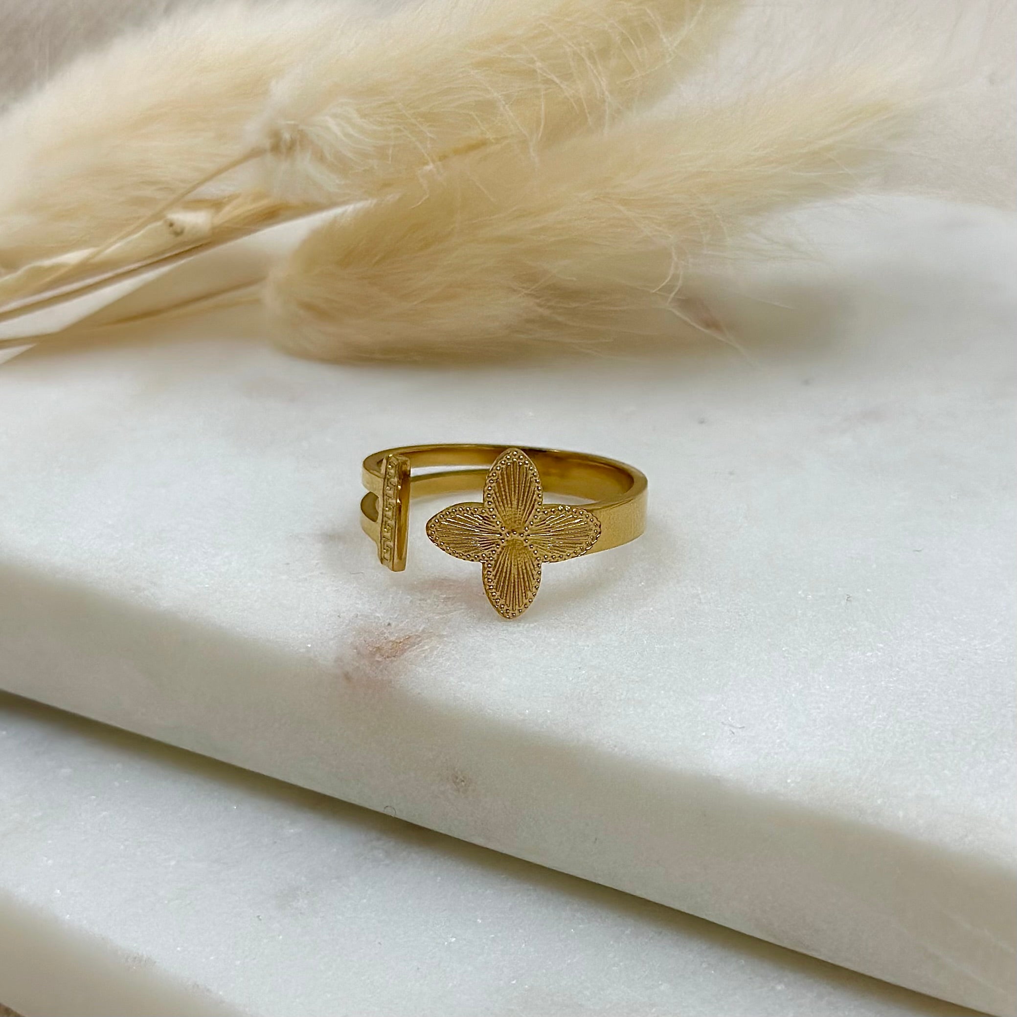 Bague ajustable dorée femme tendance en acier inoxydable, bague simple motif trèfle, bague intemporelle, bijoux dorés en acier inoxydable, bijoux intemporels, bijoux trèfle