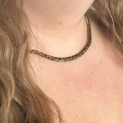 Collier doré porté en acier inoxydable pour femme maille plate maille serpent motifs animal léopard prise face - Zoela