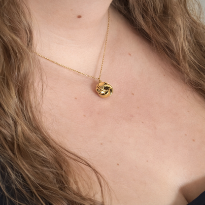 Collier doré porté en acier inoxydable pour femme pendentif noeud prise face - Zoela