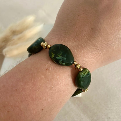 Bracelet élastique doré porté en acier inoxydable pour femme avec perles ovales vertes marbrées prise face - Zoela