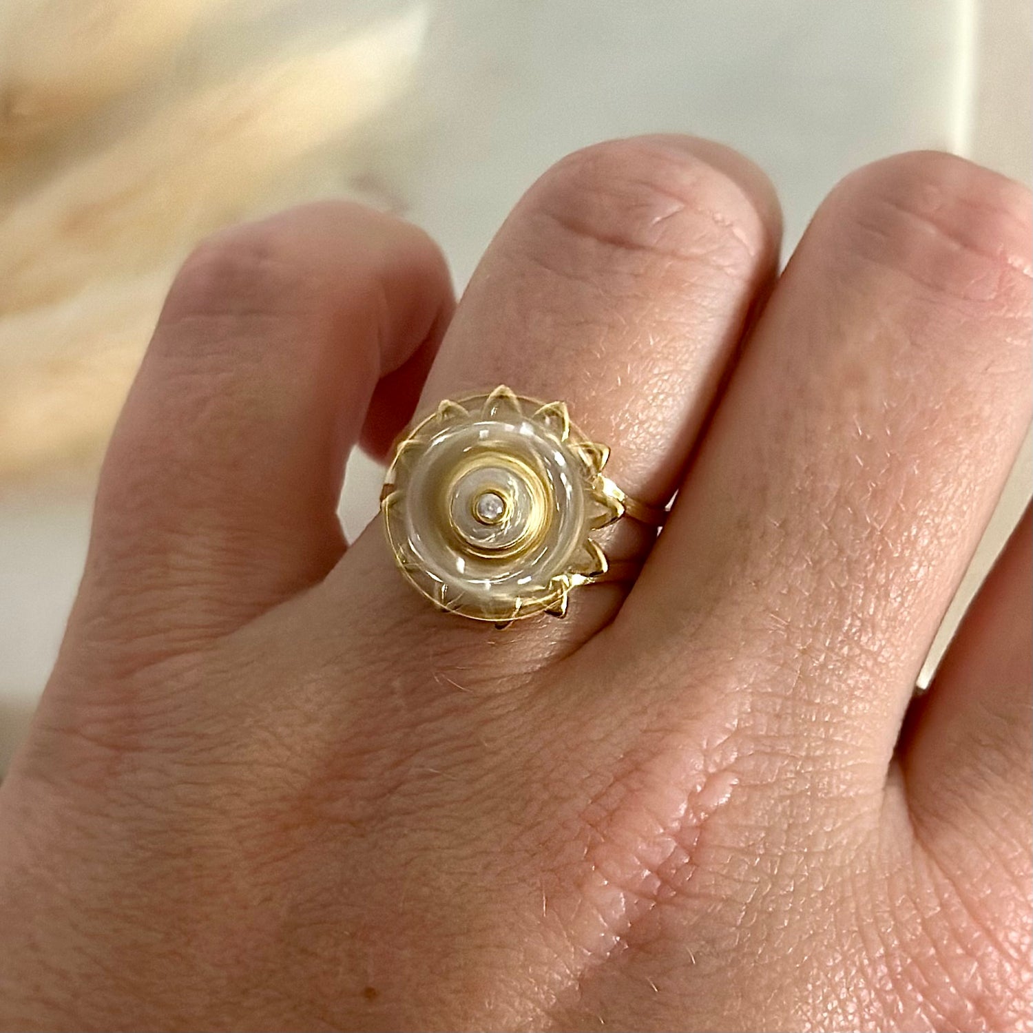 Bague ajustable réglable dorée en acier inoxydable pour femme anti-stress qui tourne forme fleur zircons et strass prise qui tourne - Zoela