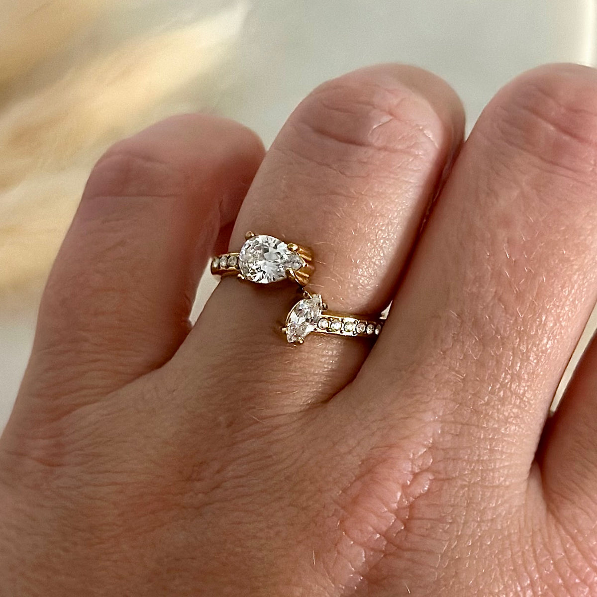 Bague ajustable réglable dorée portée en acier inoxydable style chic avec zircon strass prise face - Zoela