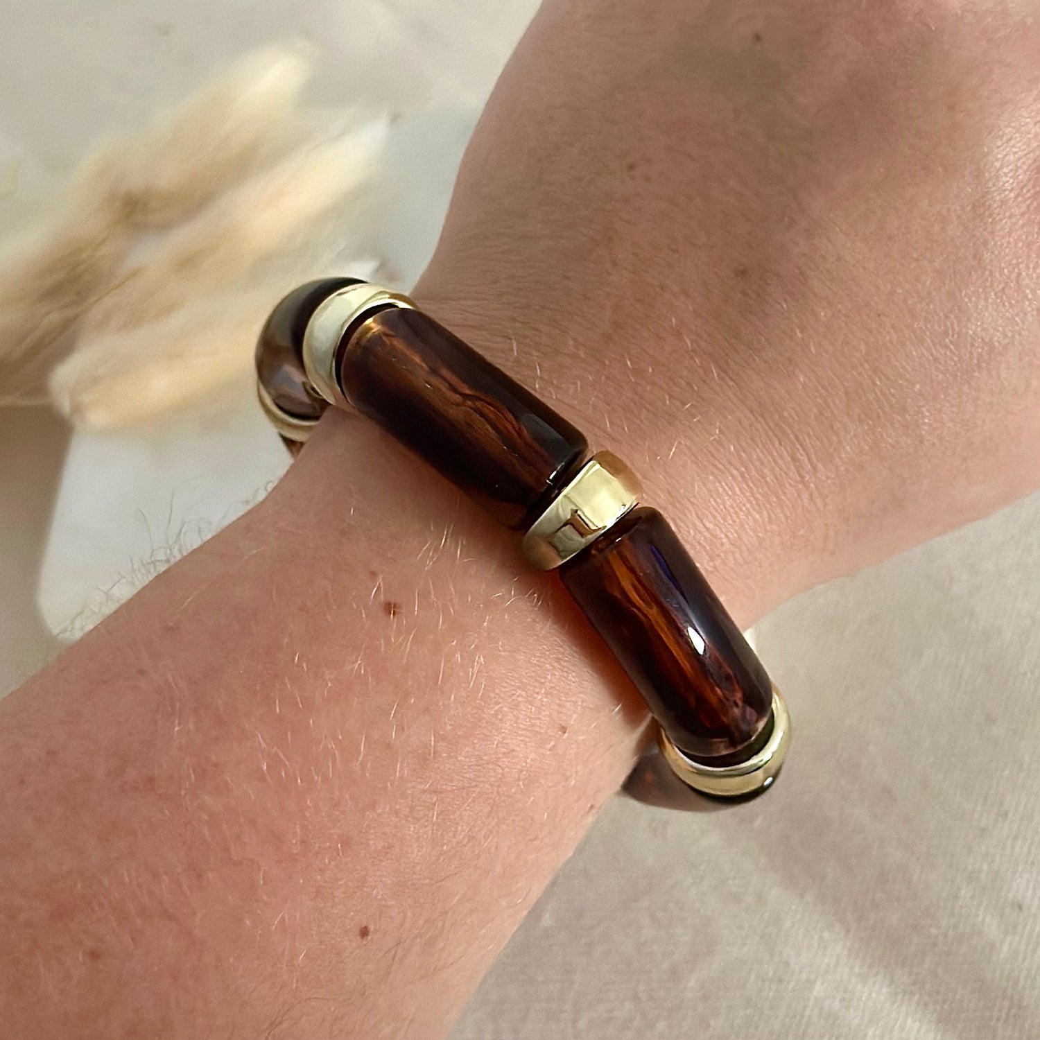 Bracelet élastique doré porté en acier inoxydable pour femme et perles tubes motifs écailles de tortue et perle dorées prise face - Zoela