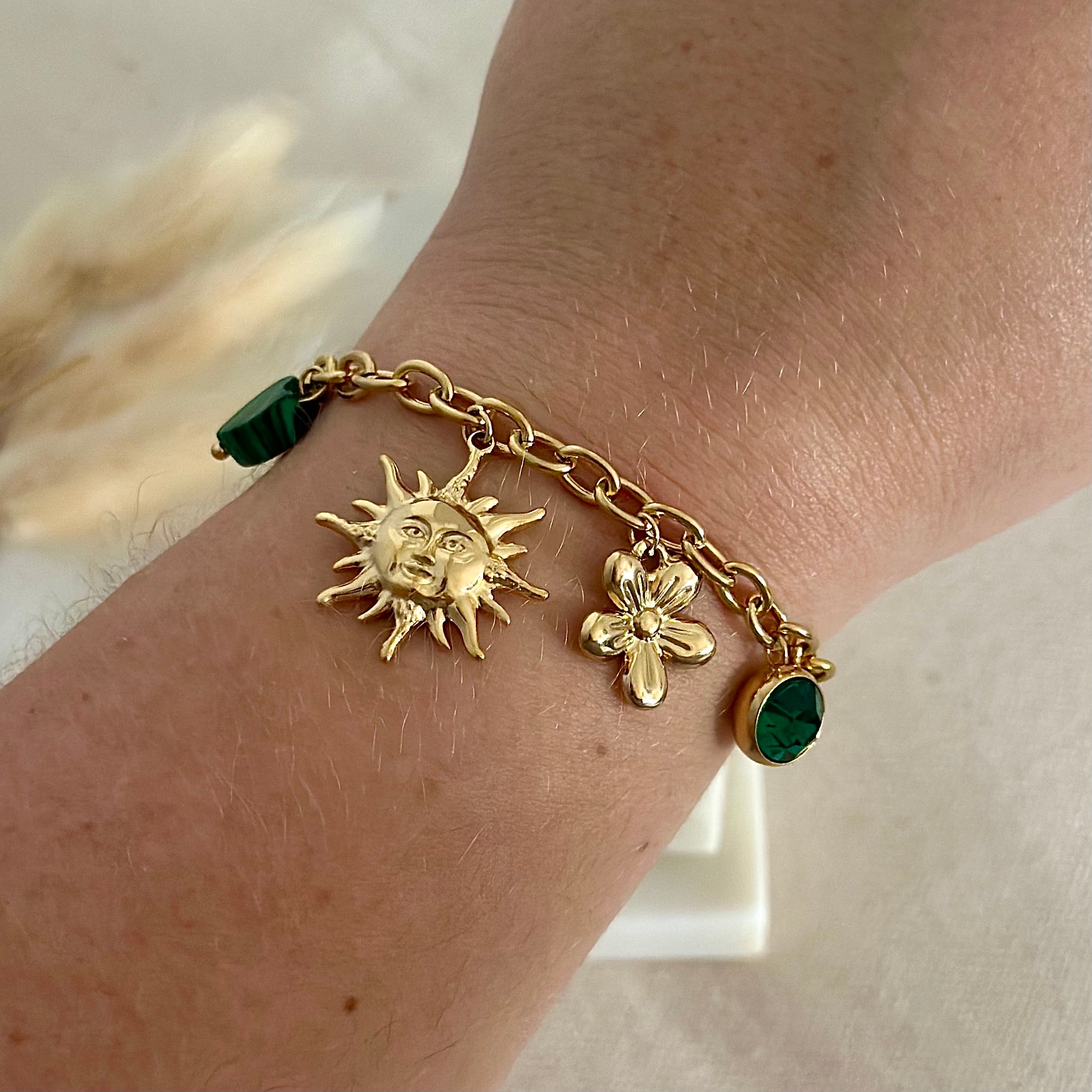 Bracelet doré porté en acier inoxydable pour femme charms breloques soleil visage, fleur, papillon, strass vert et perle de Malachite prise face - Zoela
