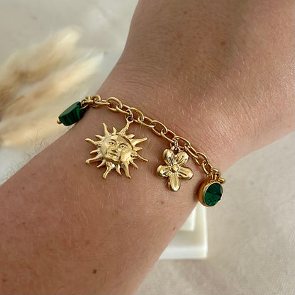 Bracelet doré porté en acier inoxydable pour femme charms breloques soleil visage, fleur, papillon, strass vert et perle de Malachite prise face - Zoela