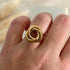 Bague ajustable réglable dorée portée en acier inoxydable pour femme forme noeud prise face - Zoela
