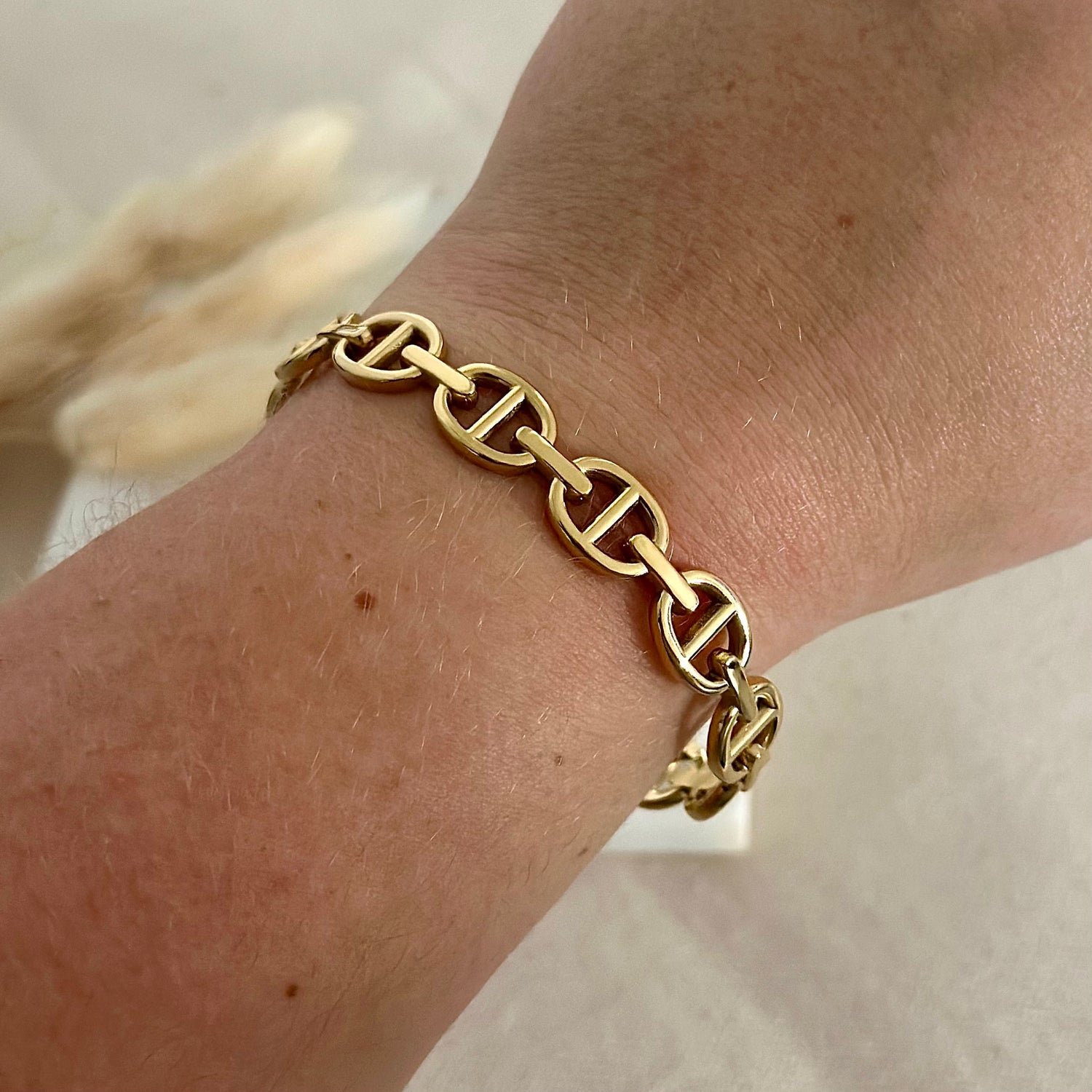 Bracelet jonc doré porté en acier inoxydable pour femme mailles marines prise face - Zoela