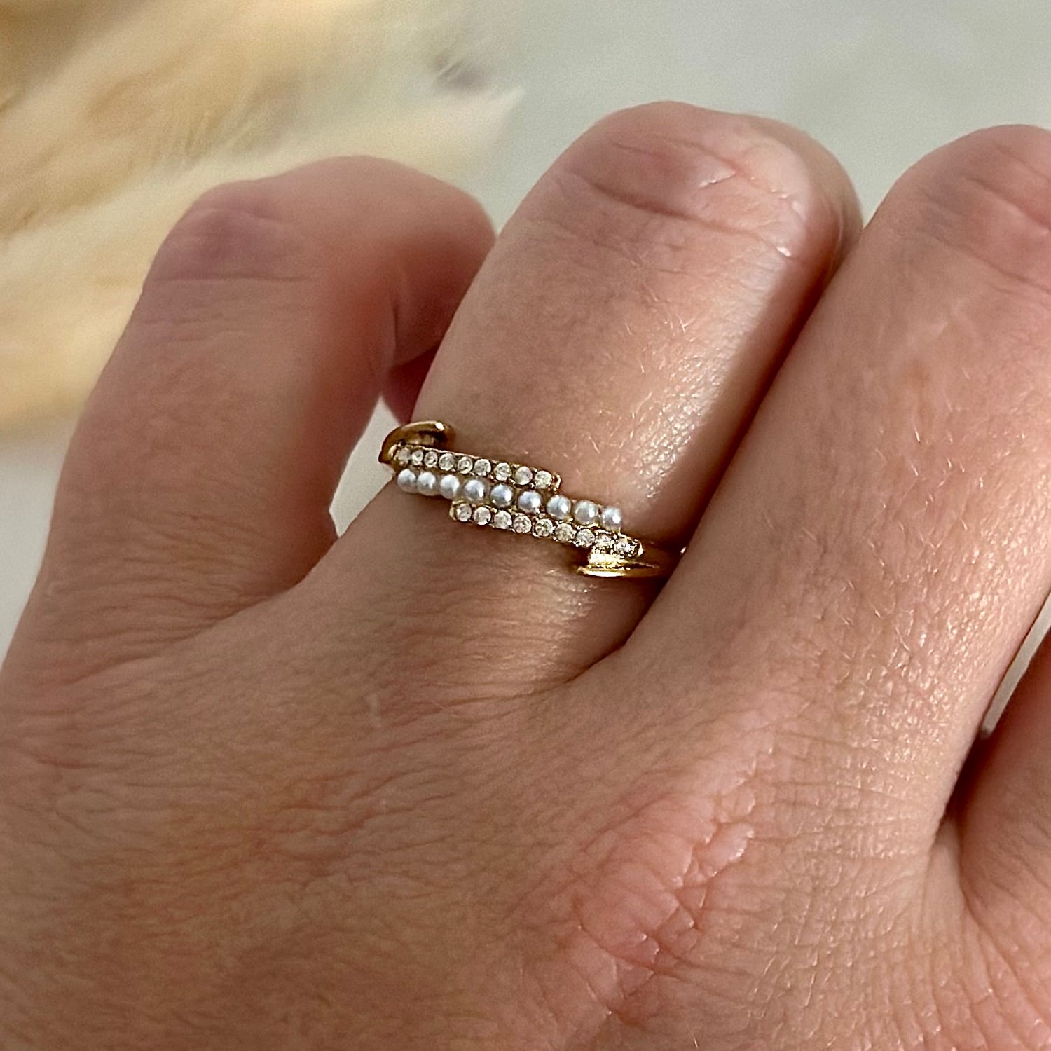 Bague ajustable réglable dorée portée en acier inoxydable pour femme fine avec perles blanches nacrées et strass prise face - Zoela