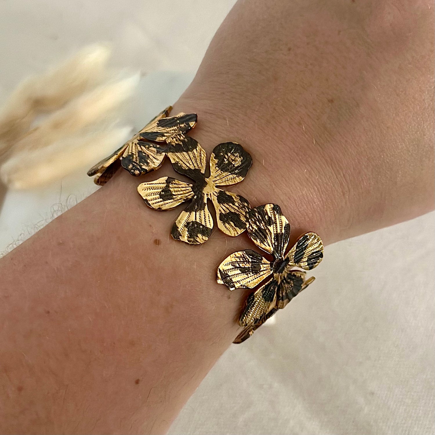 Bracelet jonc doré porté en acier inoxydable pour femme forme fleur motifs animal léopard réglable prise face - Zoela