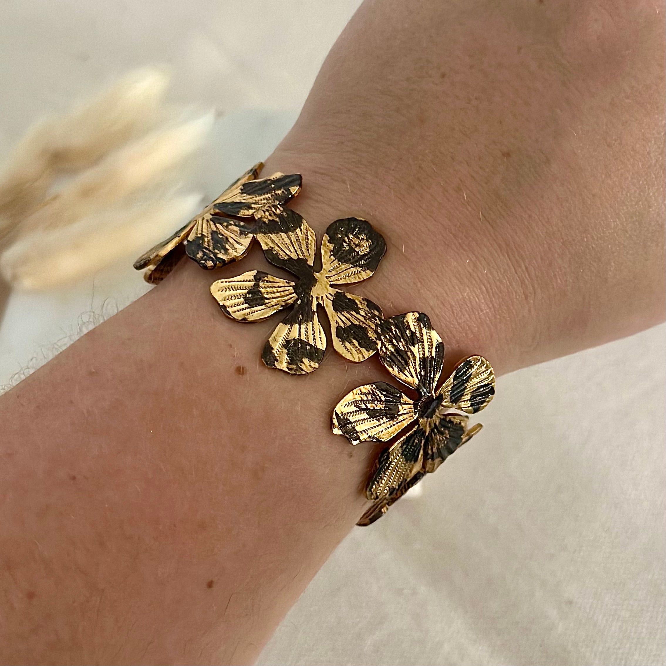 Bracelet jonc doré porté en acier inoxydable pour femme forme fleur motifs animal léopard réglable prise face - Zoela