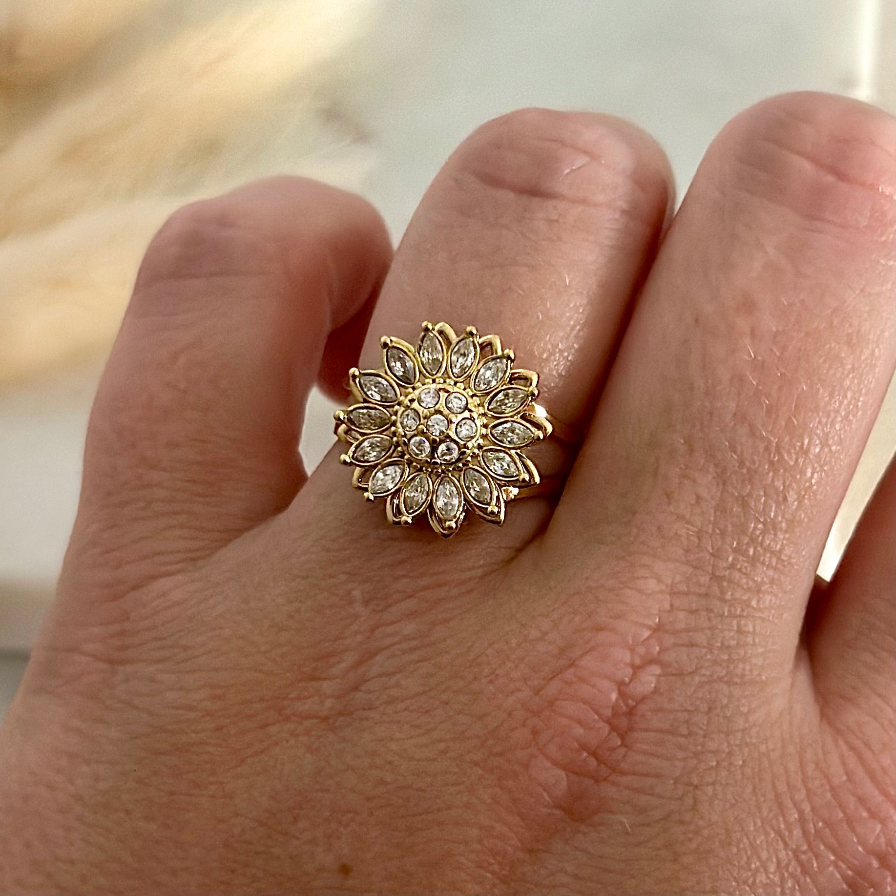 Bague ajustable réglable dorée portée en acier inoxydable pour femme anti-stress qui tourne forme fleur zircons et strass prise face - Zoela