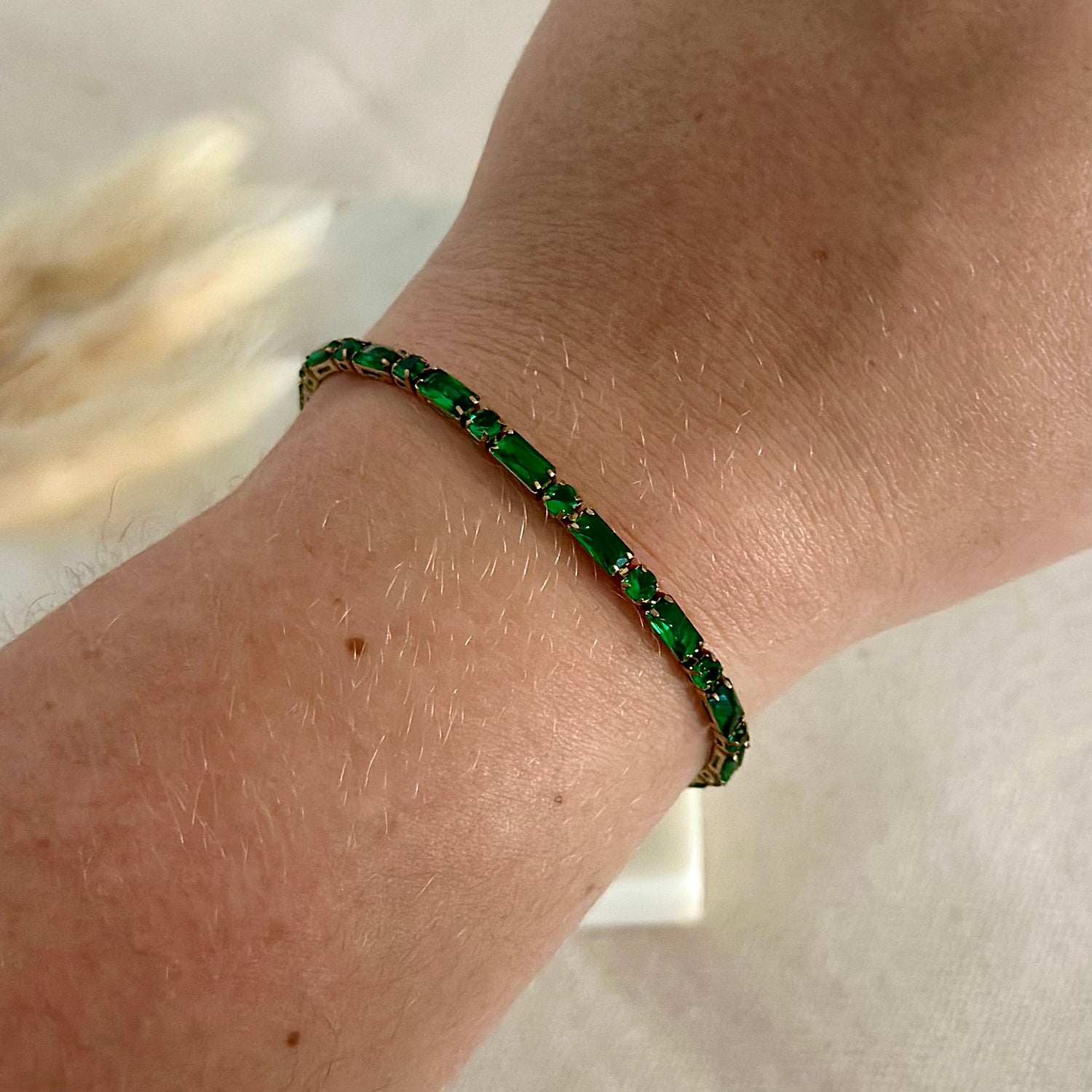 Bracelet doré porté en acier inoxydable pour femme avec zircons verts prise face - Zoela