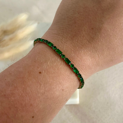 Bracelet doré porté en acier inoxydable pour femme avec zircons verts prise face - Zoela